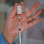 AstraZeneca fue una de las primeras farmacéuticas que presentaron una vacuna para el coronavirus. (Foto Prensa Libre: LOUAI BESHARA / AFP)