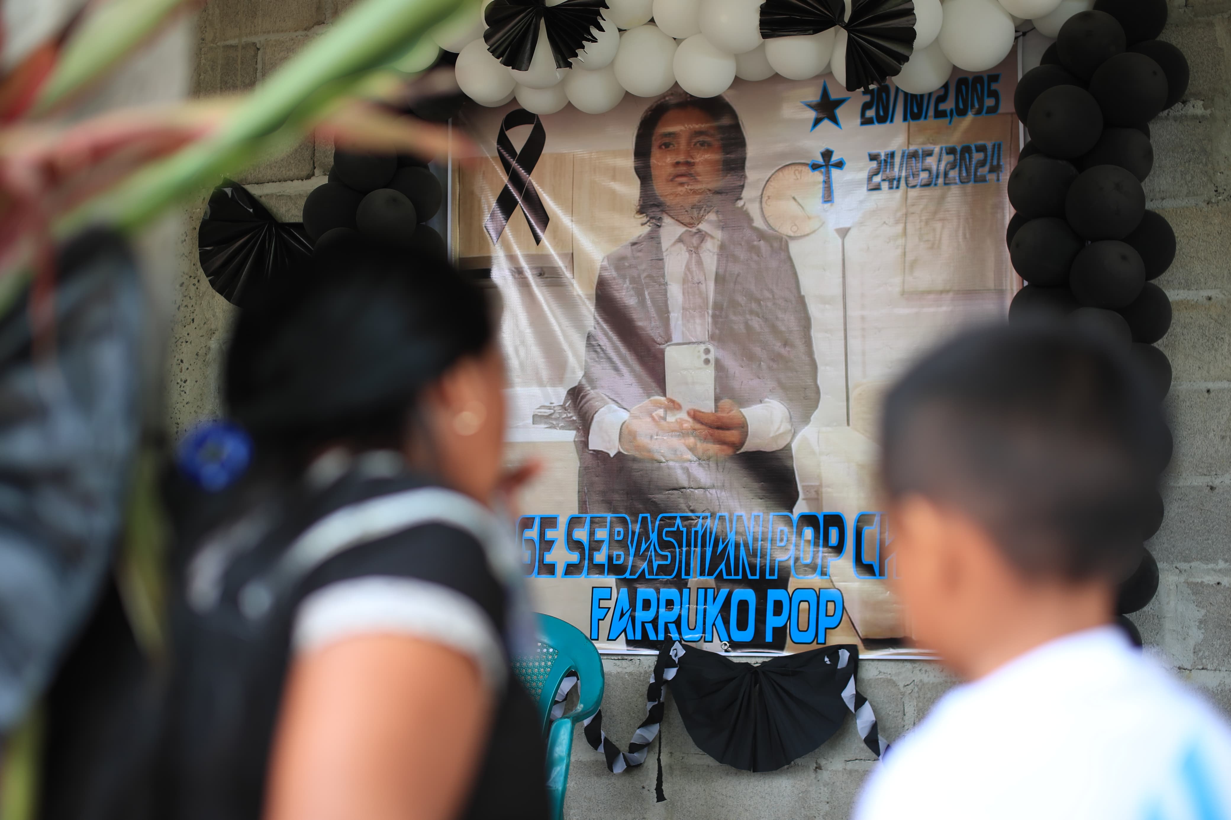 En una comunidad de Lívingston, Izabal, familiares y amigos de Farruko Pop se reúnen para darle el último adiós. (Foto Prensa Libre: Hemeroteca PL)