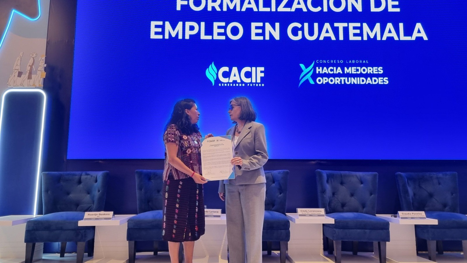La ministra de Trabajo y Previsión Social, Miriam Roquel, y la presidenta del Cacif, Carmen María Torrebiarte formaron la Declaración Nacional para la Formalización del Empleo en Guatemala. (Foto, Prensa Libre: cortesía Cacif). 