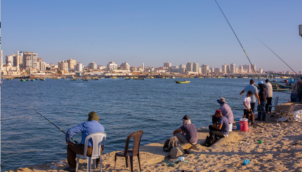 Pescadores en el Puerto de Gaza, donde Hamás controla todas las actividades. (Foto Prensa Libre: Samar Abu Elouf/The New York Times)