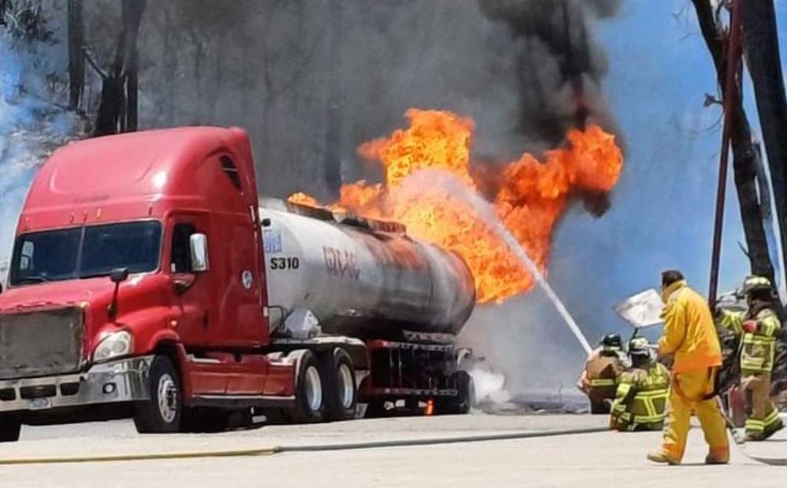 Videos del momento en que cisterna con combustible se incendia en ruta al Atlántico