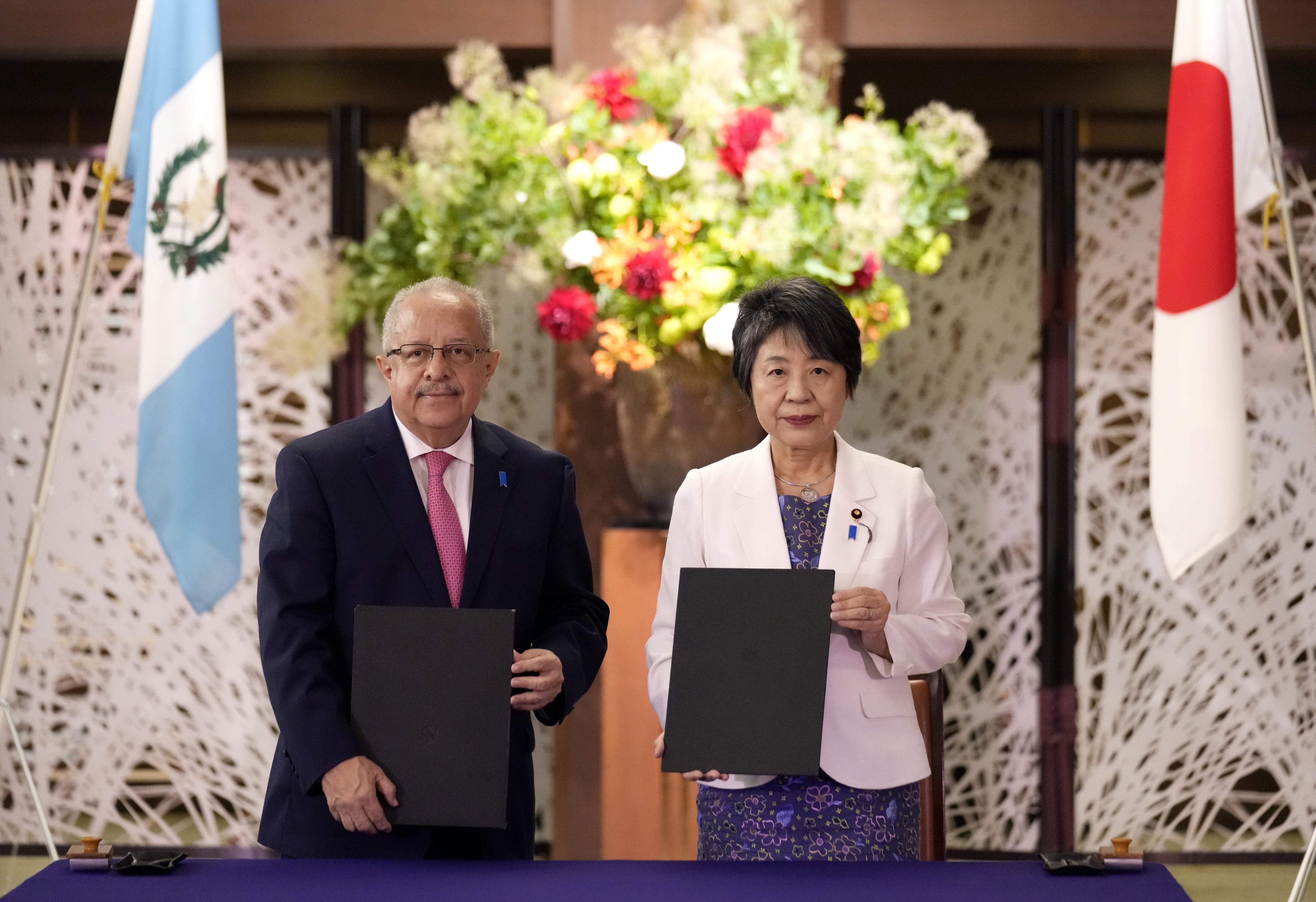 Carlos Ramiro Martínez y Yoko Kamikawa se reúnen en la Casa de Huéspedes Iikura en Tokio, Japón. (Foto Prensa Libre: EFE/EPA/FRANCK ROBICHON)