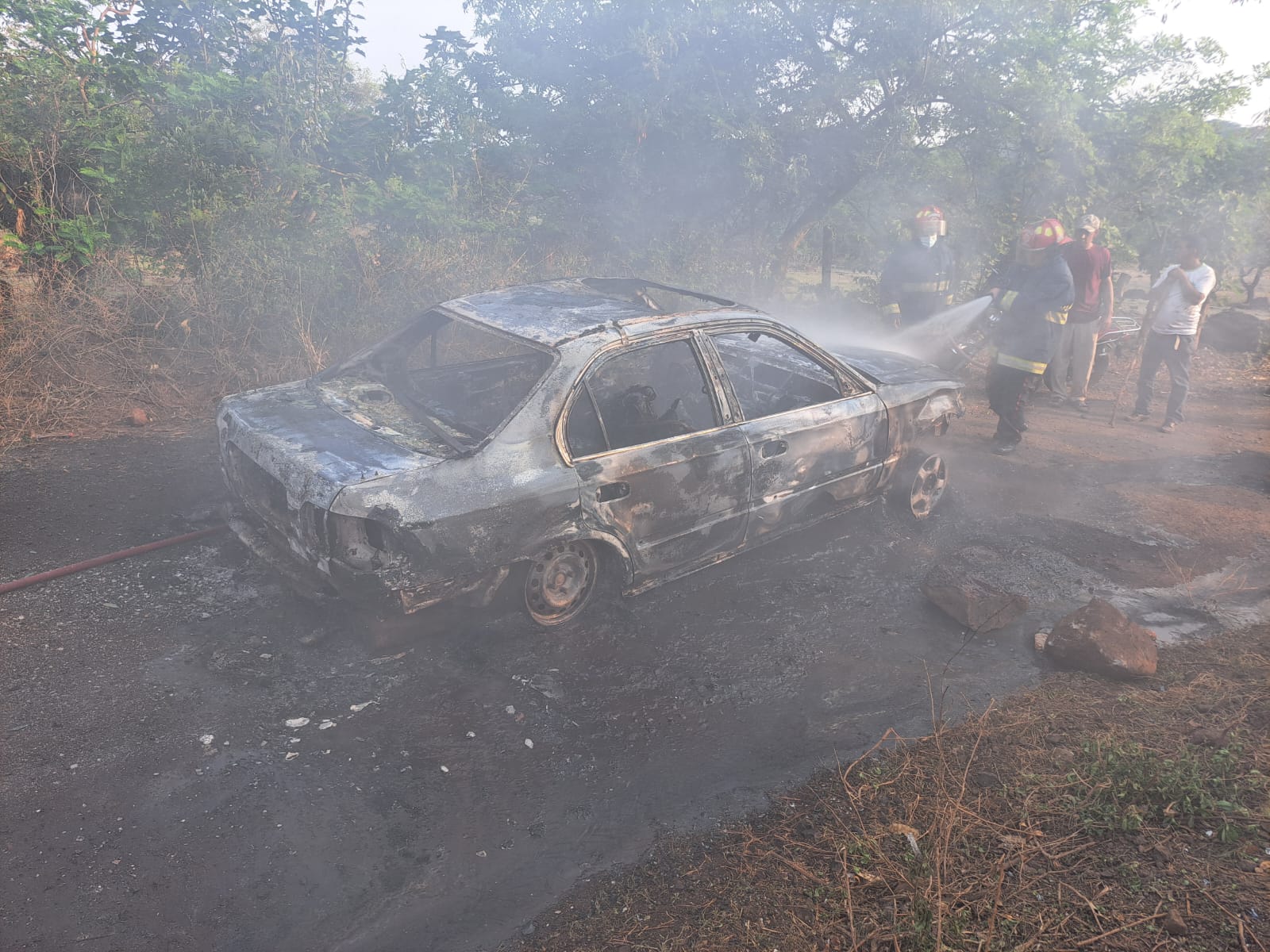 Un vehículo quemado con dos personas en su interior fue hallado en Jutiapa. (Foto Prensa Libre: PNC)
