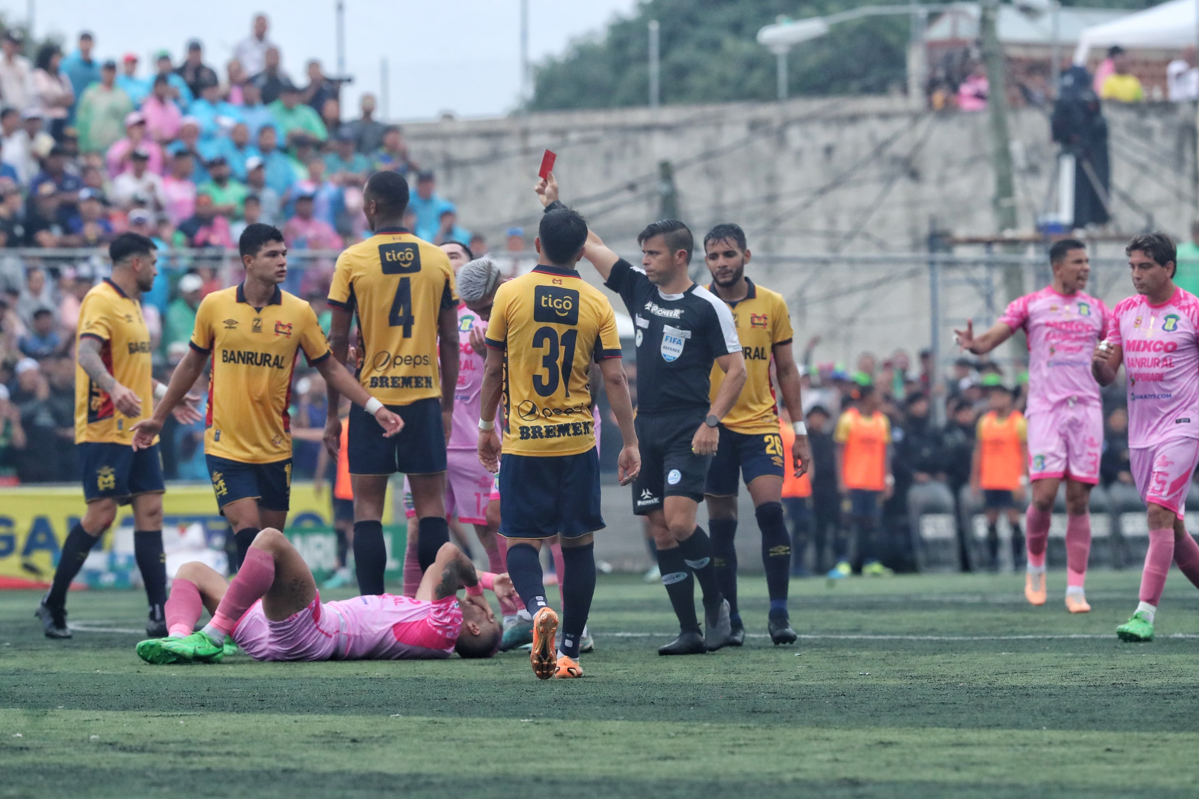 Mixco y Municipal empatan a cero en el partido de ida de la final del futbol guatemalteco. (Foto Prensa Libre: E. García)