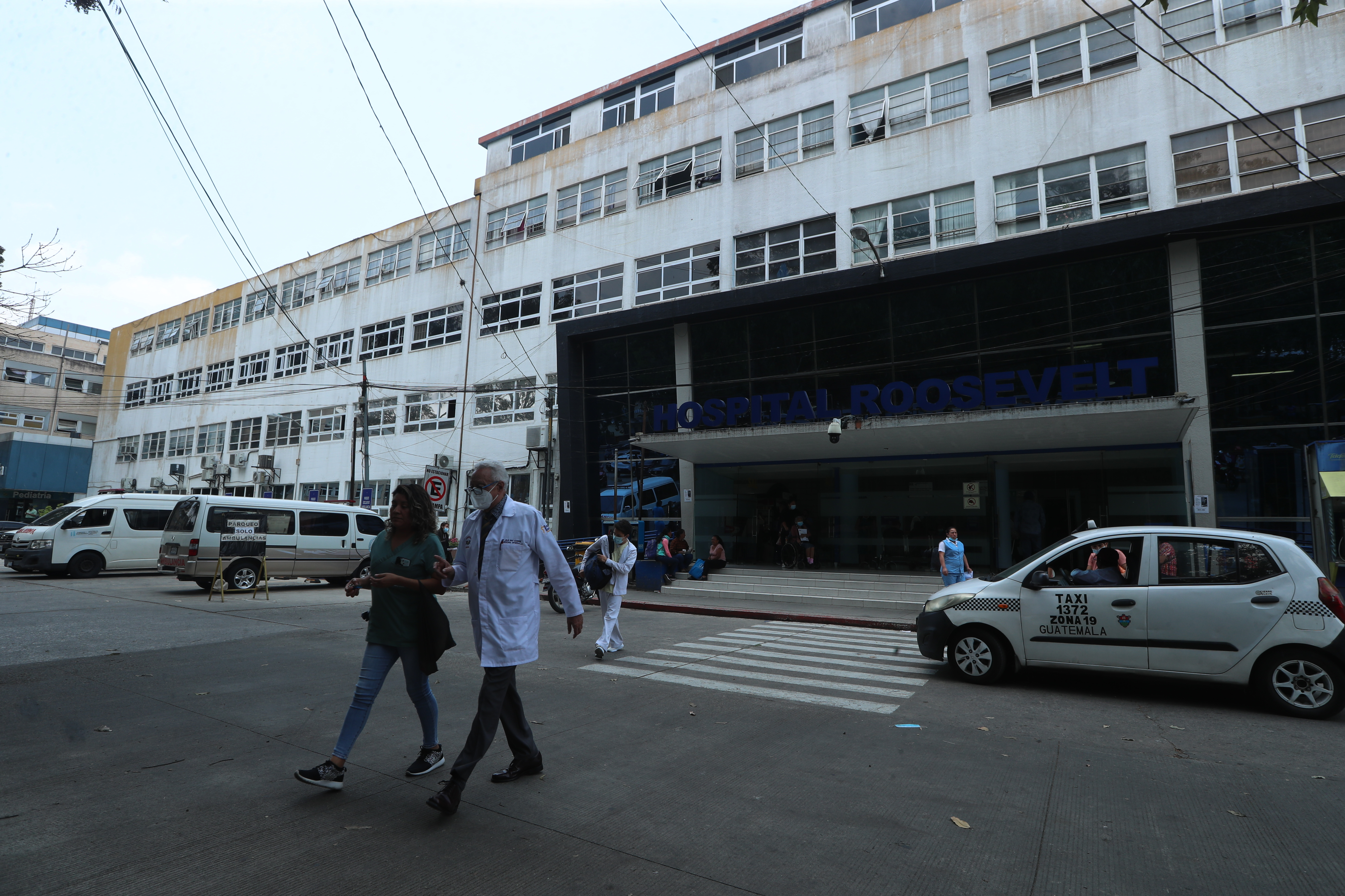 El Hospital Roosevelt es uno de los centros asistenciales mencionados en el amparo brindado por la CC para que se garantice la dotación de medicamentos e insumos. (Foto Prensa Libre: HemerotecaPL E. García)



Fotografa Esbin Garcia  26-04-24