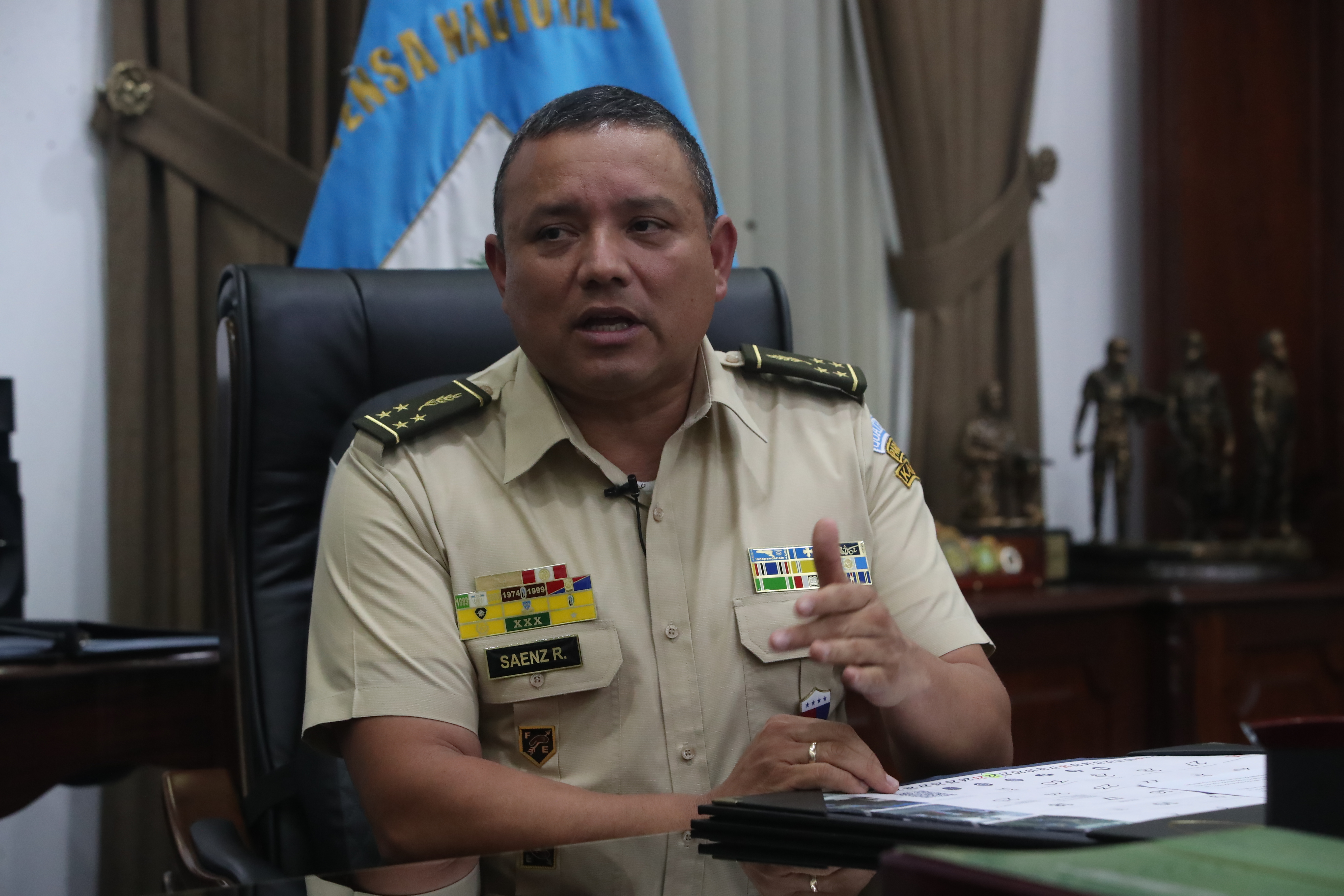 El ministro de la Defensa Nacional, Henry David Sáenz Ramos, conversó con Prensa Libre y Guatevisión en el despacho de la sede de esa cartera. (Foto Prensa Libre: Byron Baiza).