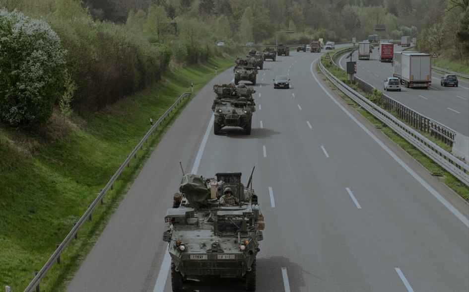 Un convoy de vehículos militares, parte de un ejercicio de la Otán, se traslada de Alemania a Polonia. (Foto Prensa Libre: Laetitia Vancon para The New York Times)