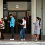 Votantes hacen fila en un centro de comicios en la Ciudad de Panamá. (Foto Prensa Libre: AFP)