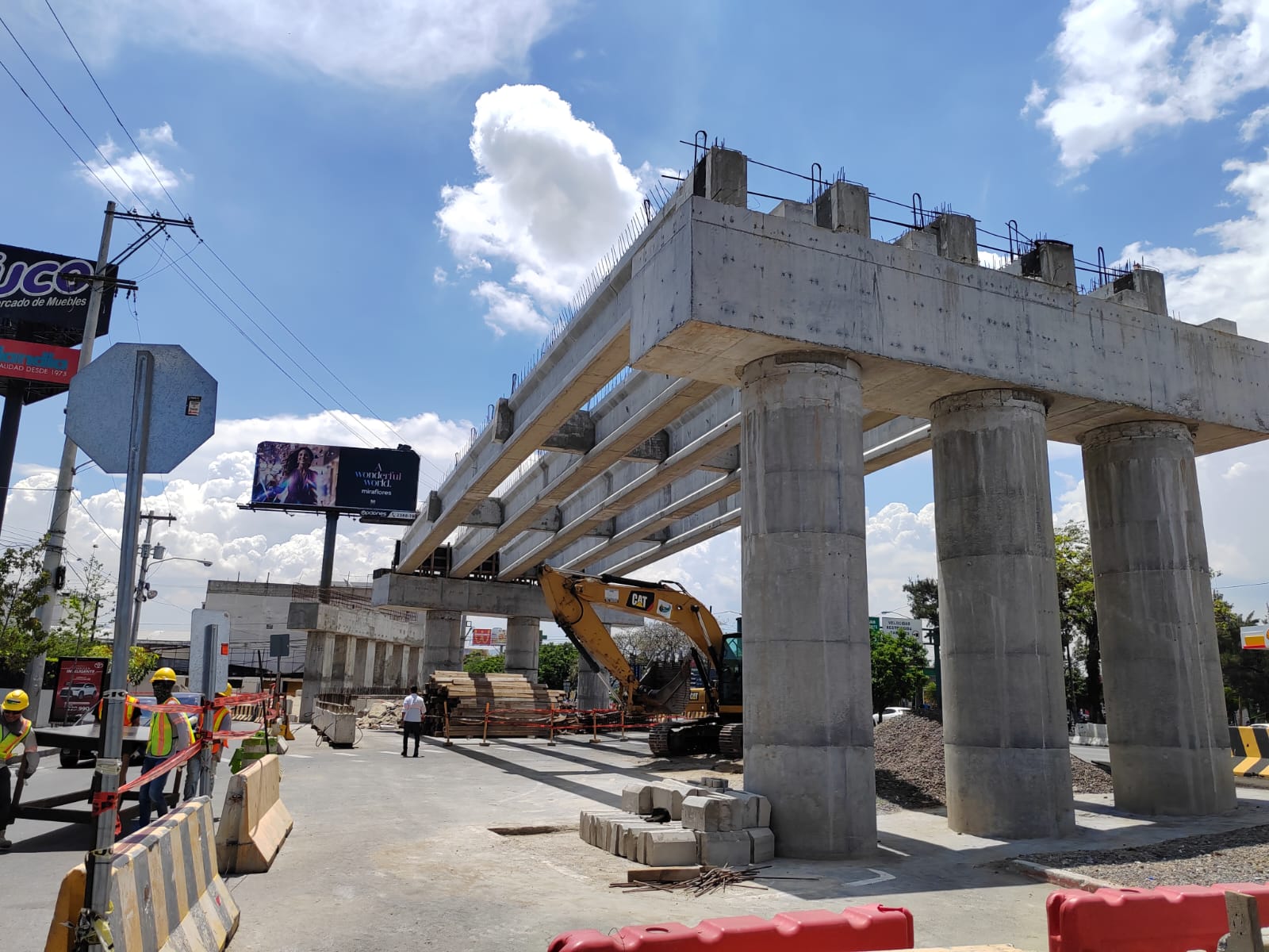 Paralizan de nuevo construcción de paso a desnivel en la Calzada Roosevelt