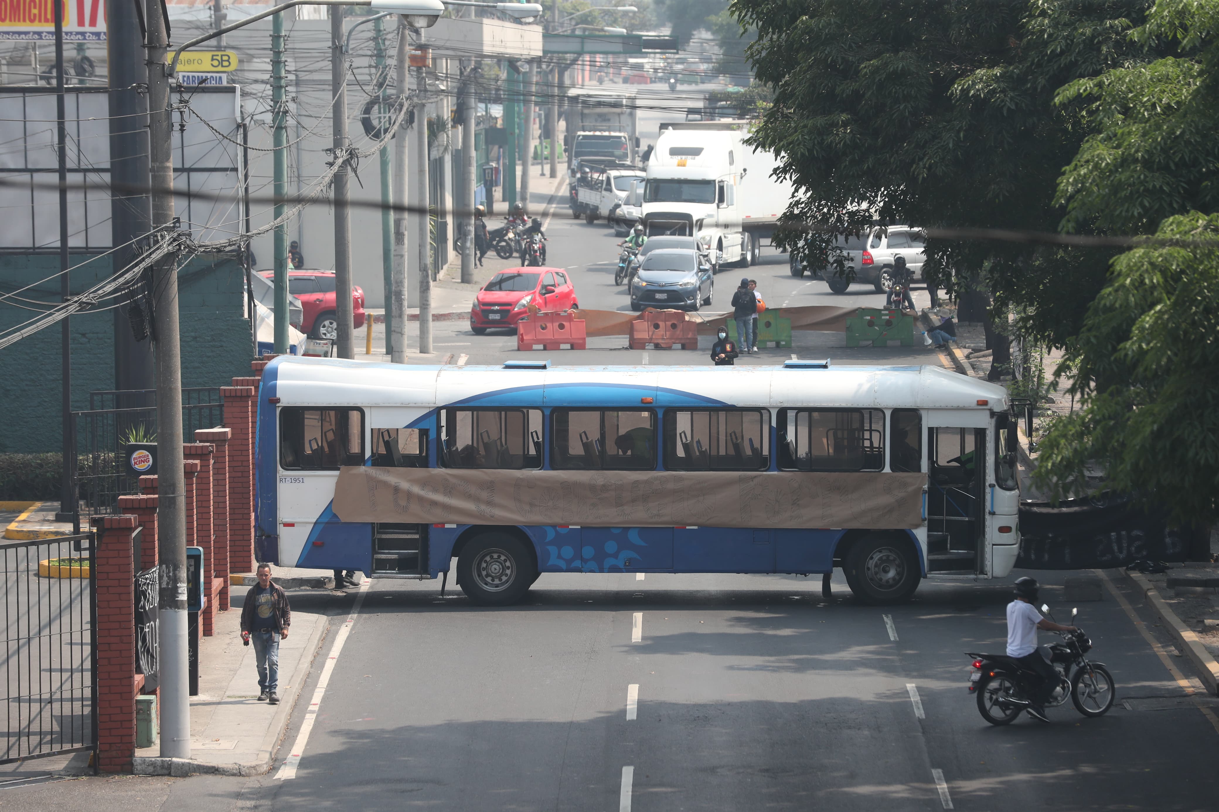 La PMT reporta que el paso de vehículos en la USAC y Petapa está bloqueado hacia el sur. (Foto Prensa Libre: Érick Ávila)