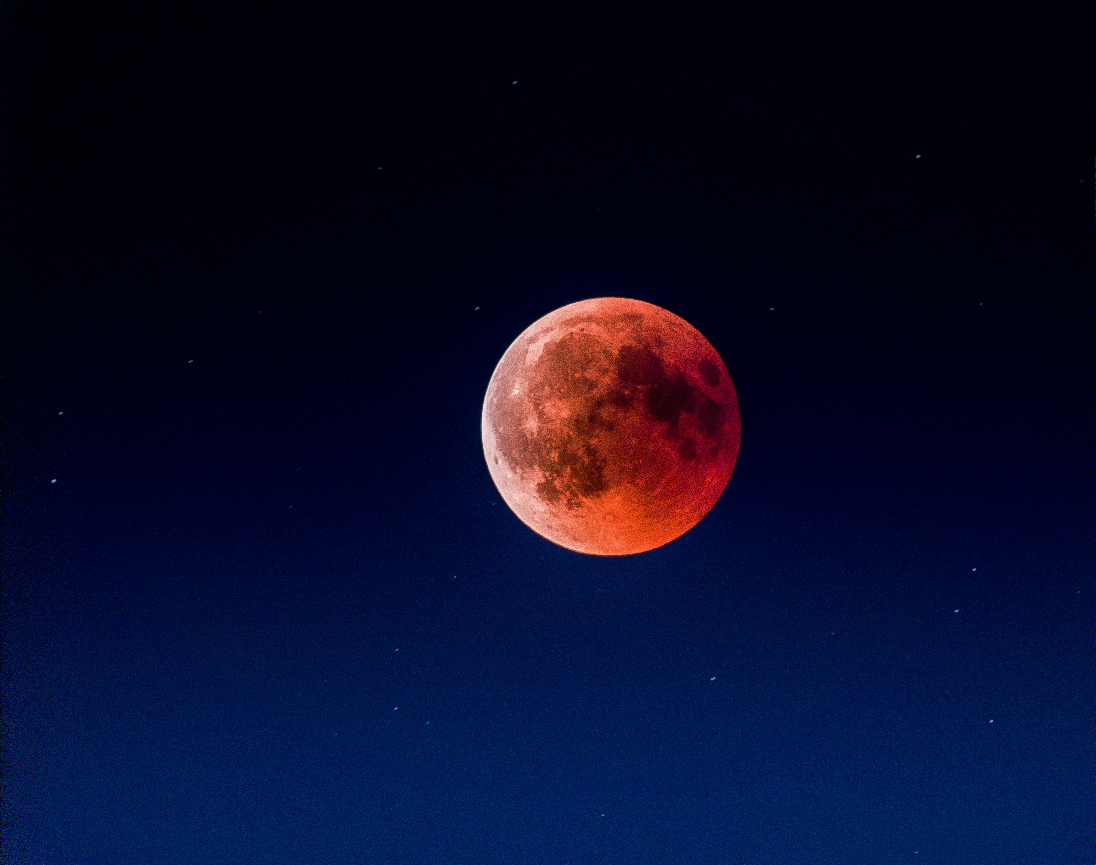Por qué la Luna se pone roja
