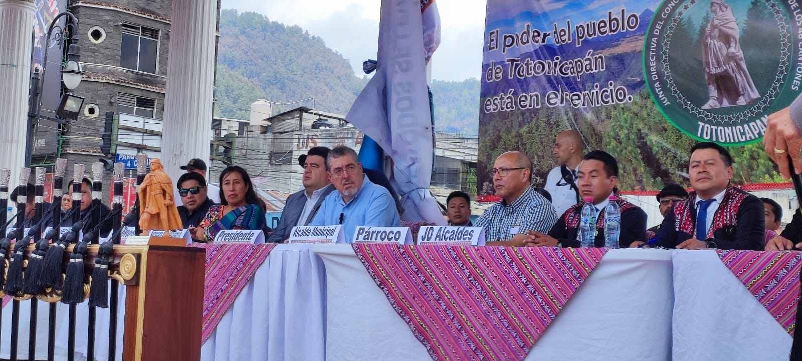 48 Cantones hace peticiones locales a Arévalo, en gira por Totonicapán