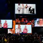 Las cantantes suecas Charlotte Perrelli y Carola Häggkvist y la cantante austriaca Conchita Wurst rinden homenaje a la banda sueca Abba al final de la final del 68º Festival de la Canción de Eurovisión. (Foto Prensa Libre: Tobias SCHWARZ / AFP)