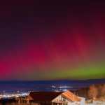La Aurora Austral, también conocida como Luces del Sur, brilla en el horizonte vista desde Ushuaia, Tierra del Fuego, Argentina. (Foto Prensa Libre: Alexis DELELISI / AFP)