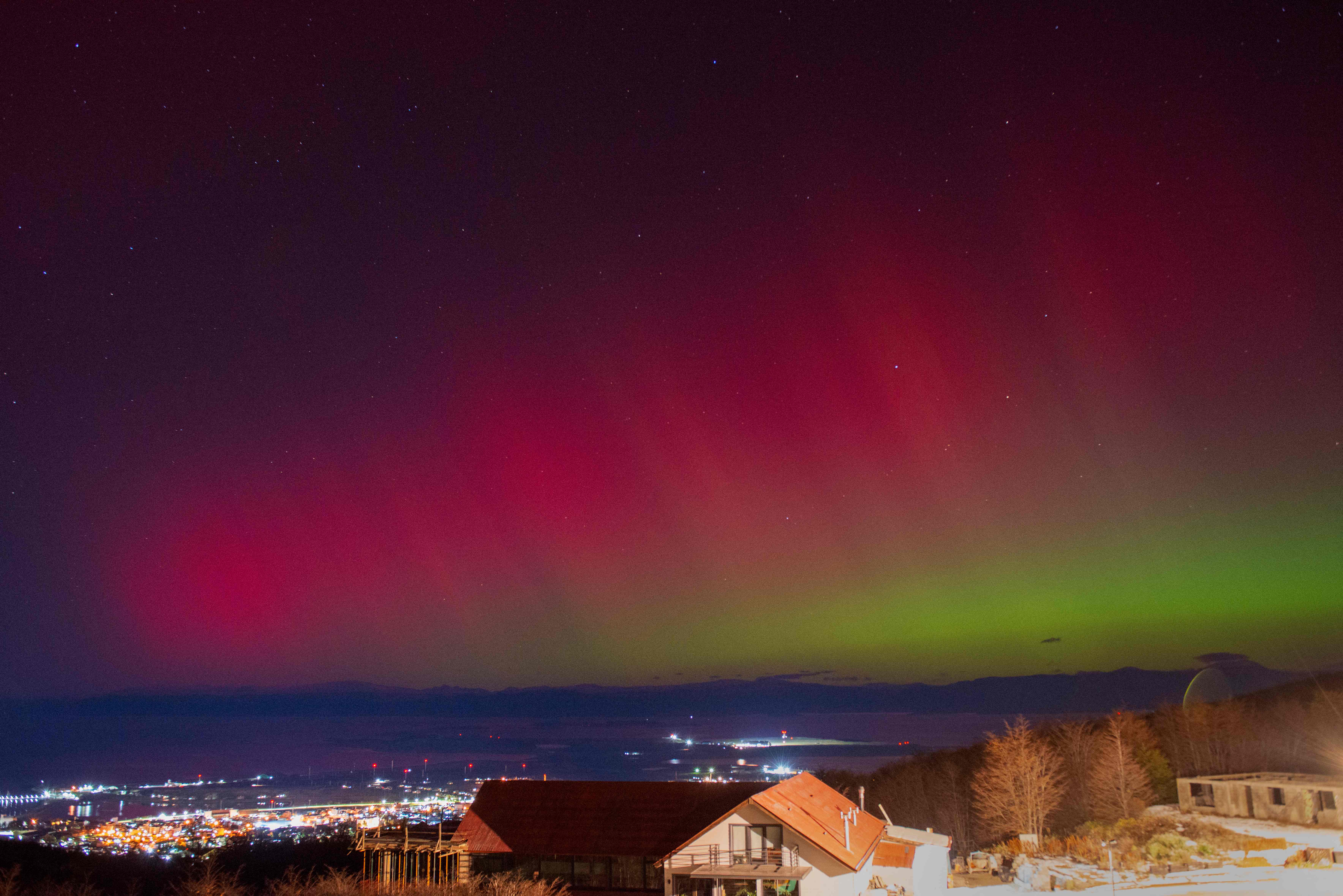 La Aurora Austral, también conocida como Luces del Sur, brilla en el horizonte vista desde Ushuaia, Tierra del Fuego, Argentina. (Foto Prensa Libre: Alexis DELELISI / AFP)
