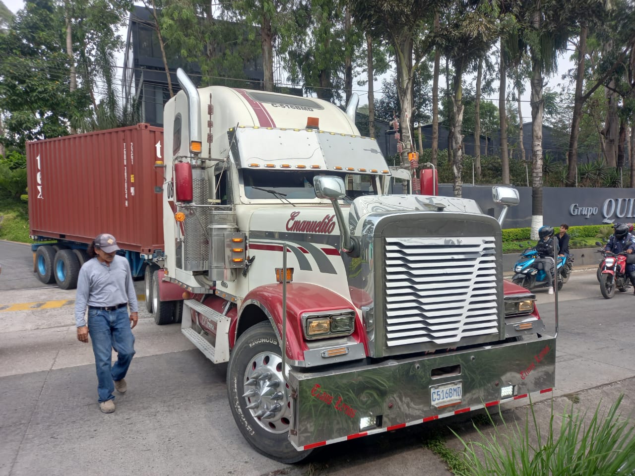 La PMT de Villa Nueva coordina la movilización de un tráiler averiado en la ruta al Pacífico. (Foto Prensa Libre: PMT Villa Nueva)