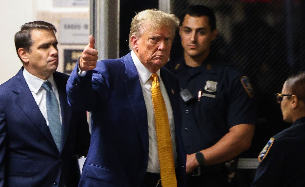 Trump regresa a la corte de Manhattan por el juicio en su contra. (Foto Prensa Libre: EFE)