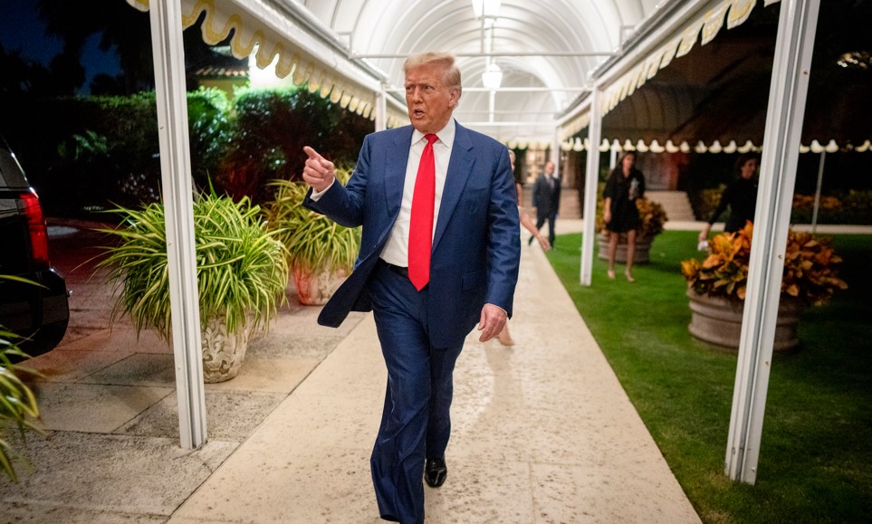 Trump durante una recaudación de fondos en Mar-a-Lago, su club en Palm Beach, Florida, el 26 de octubre de 2023. (Foto Prensa Libre: Doug Mills/The New York Times)