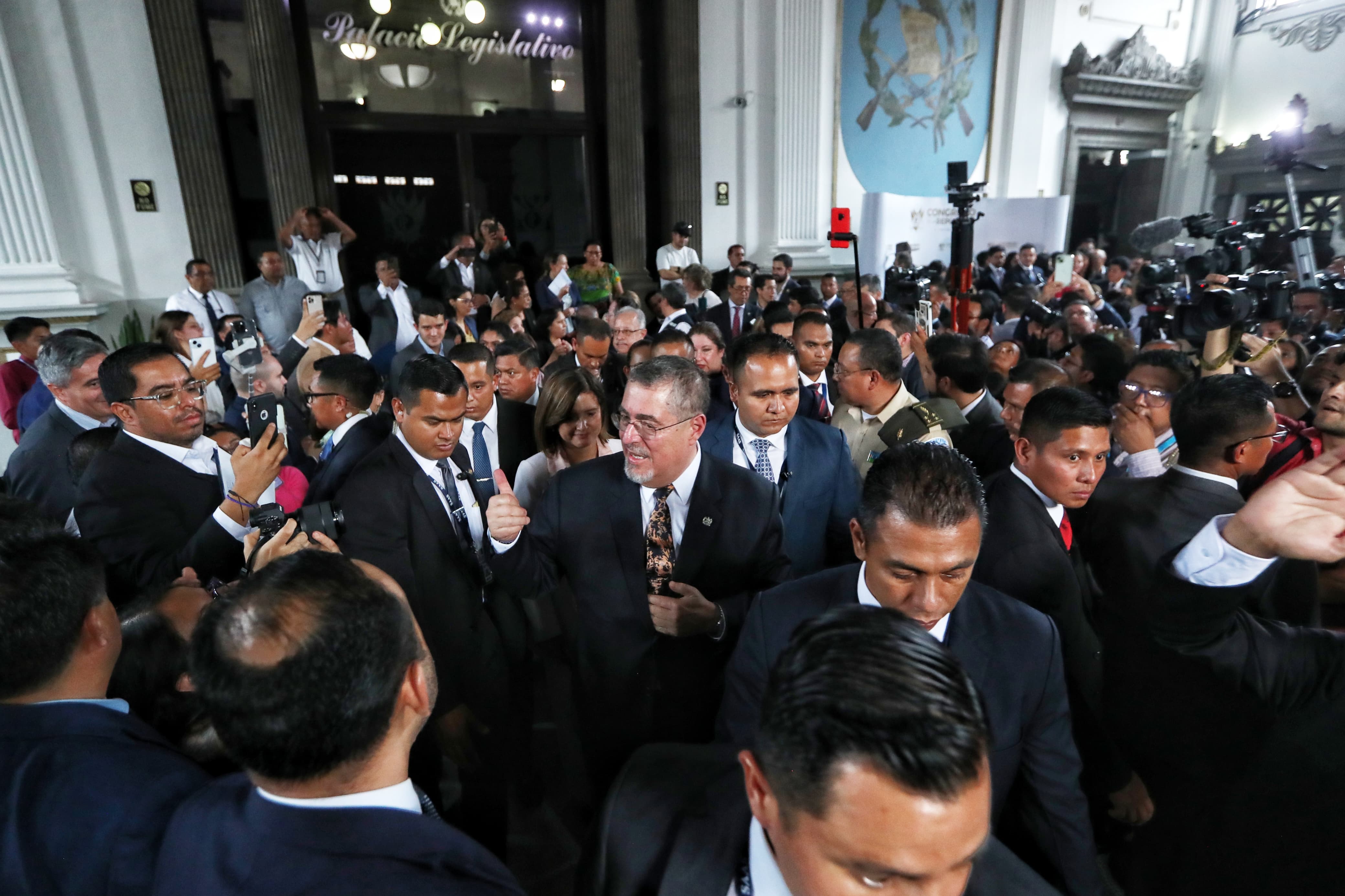 El presidente Bernardo Arévalo llegó el 6 de mayo al Congreso en medio de la propuesta de modificar una vez más la Ley Orgánica del Ministerio Público. (Foto Prensa Libre: Esbin García).