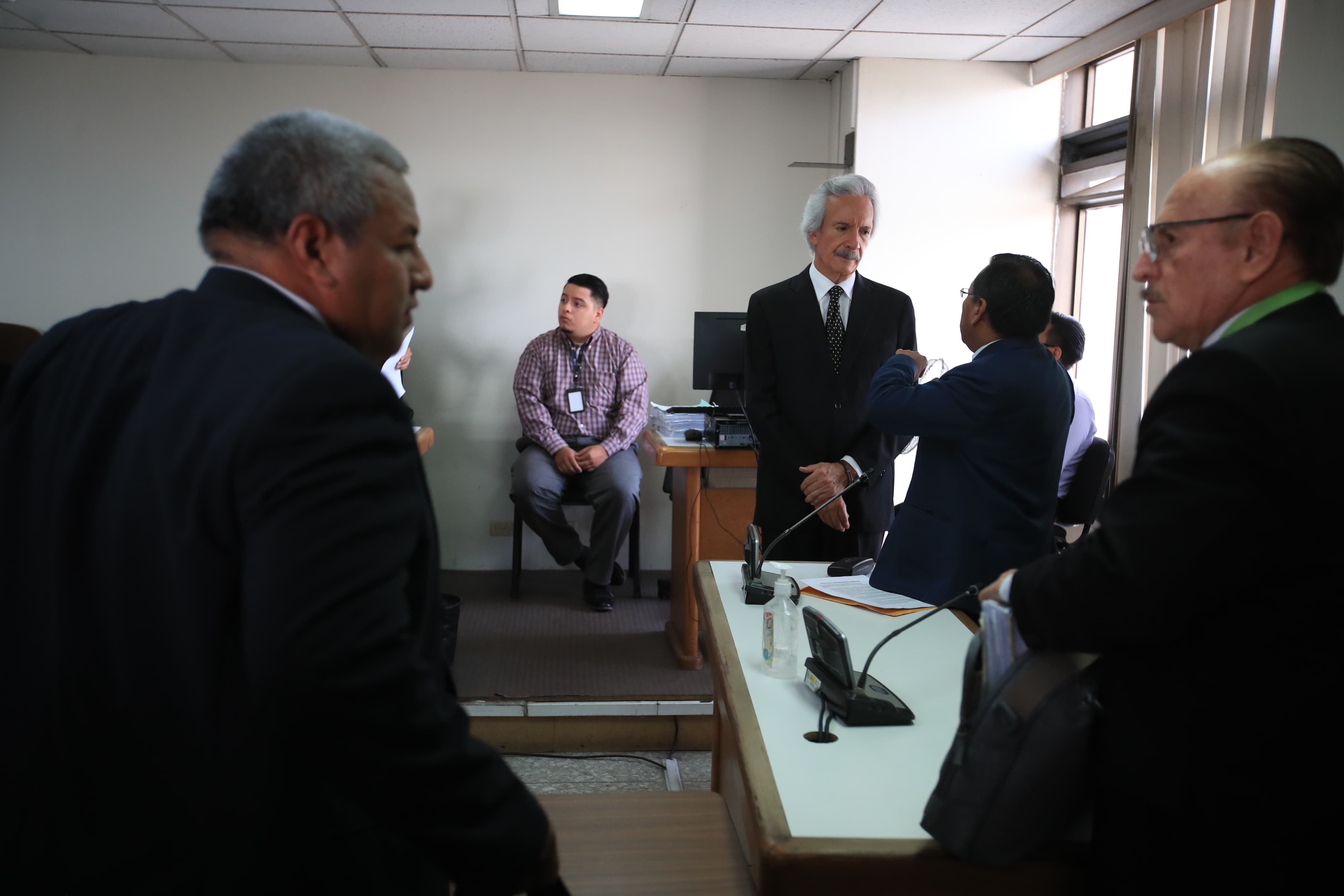 Tribunal permite declarar a José Rubén Zamora