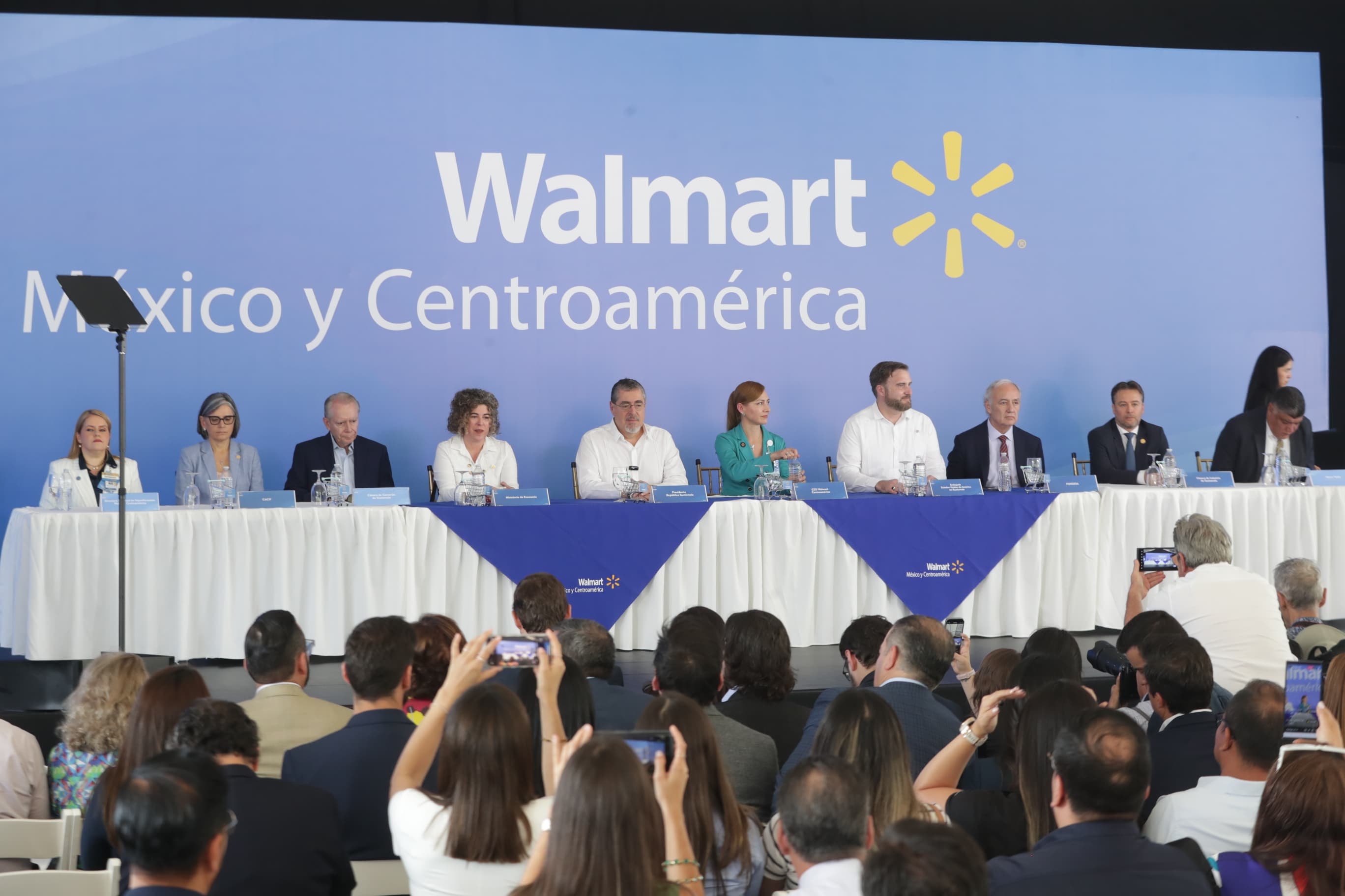Walmart lleva el acto público de la primera piedra del Walmart Naranjo junto al presidente de la República, el embajador de Estados Unidos en Guatemala y altos directos de las cúpulas empresariales del país. (Foto Prensa Libre: María René Barrientos)