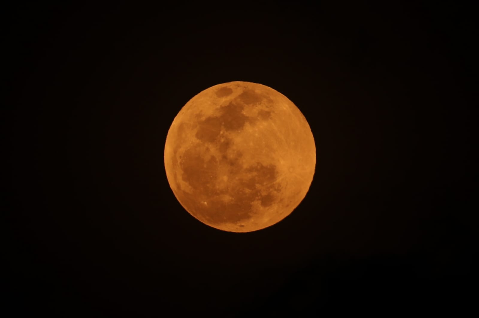 Luna roja: Cuál es la relación de este efecto con el humo y la contaminación del aire