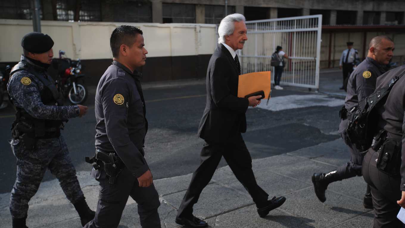 El periodista Jose Rubén Zamora solicita medidas sustitutivas para enfrenta caso que le imputa el MP. (Foto Prensa Libre: Carlos H. Ovalle)