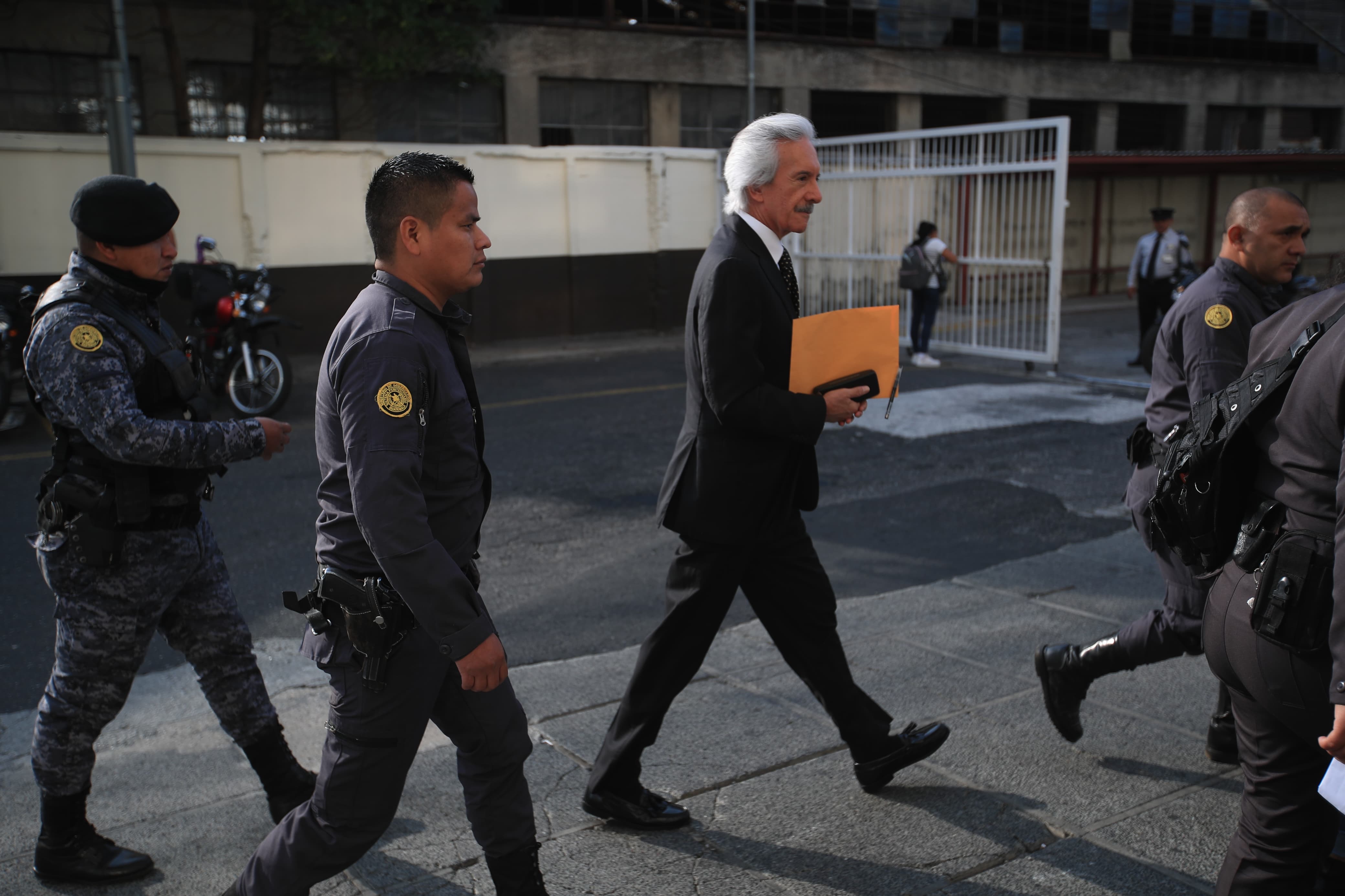 El periodista Jose Rubén Zamora solicita medidas sustitutivas para enfrenta caso que le imputa el MP. (Foto Prensa Libre: Carlos H. Ovalle)