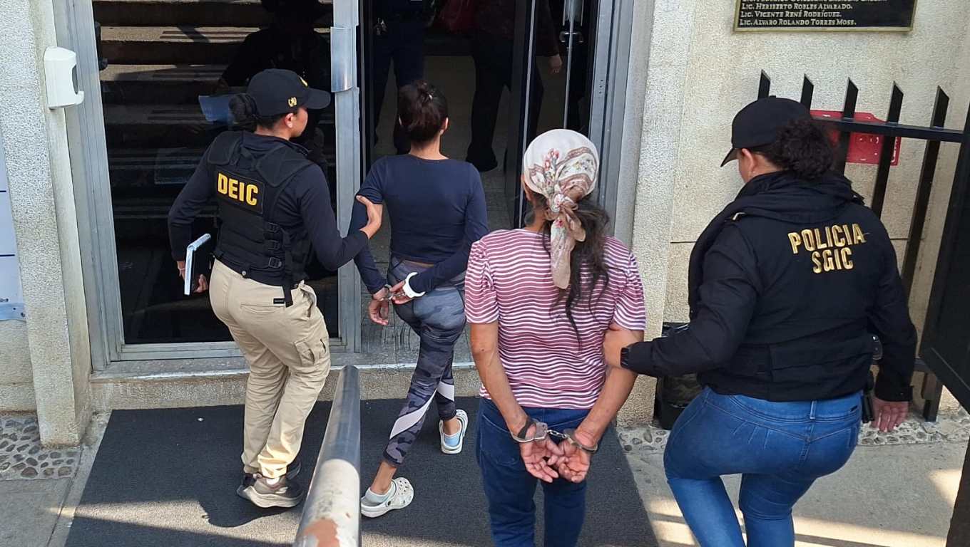 Las dos mujeres fueron capturadas este lunes 2 de mayo durante un allanamiento en Jalapa por su presunta participación en casos de extorsión