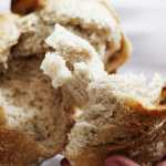 El pan integral se elabora con harina molida a partir del grano entero. El pan blanco utiliza sólo el endospermo del grano.

Getty Images