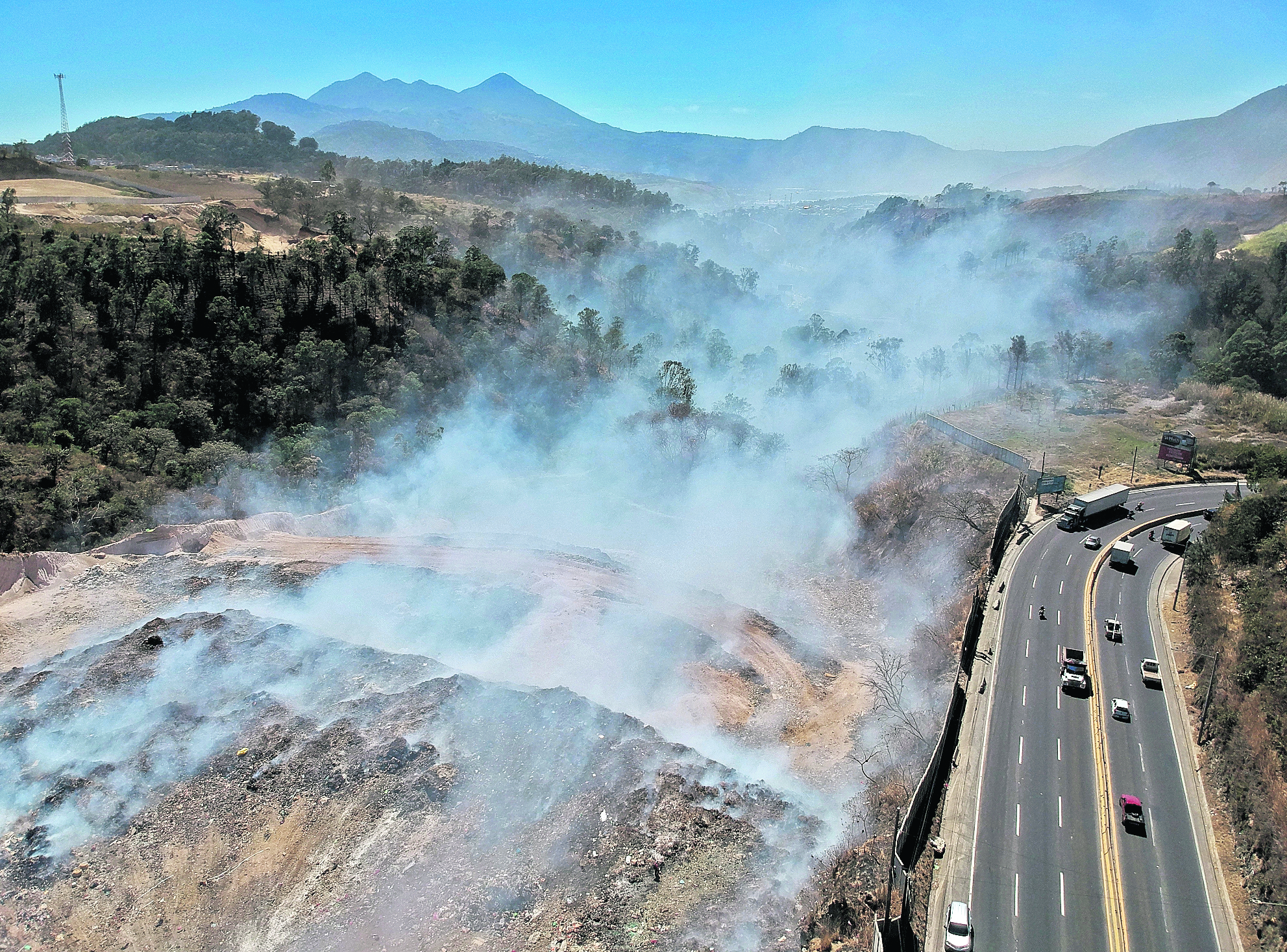 Incendio en el basurero de AMSA, desde noviembre autoridades no han podido apagar el incendio.

foto Carlos Hernández 
29/01/2021