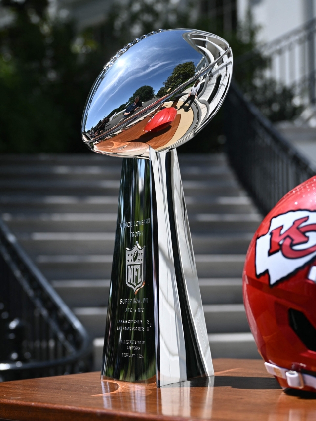 US-POLITICS-BIDEN-AMFOOT-CHIEFS-SUPERBOWL