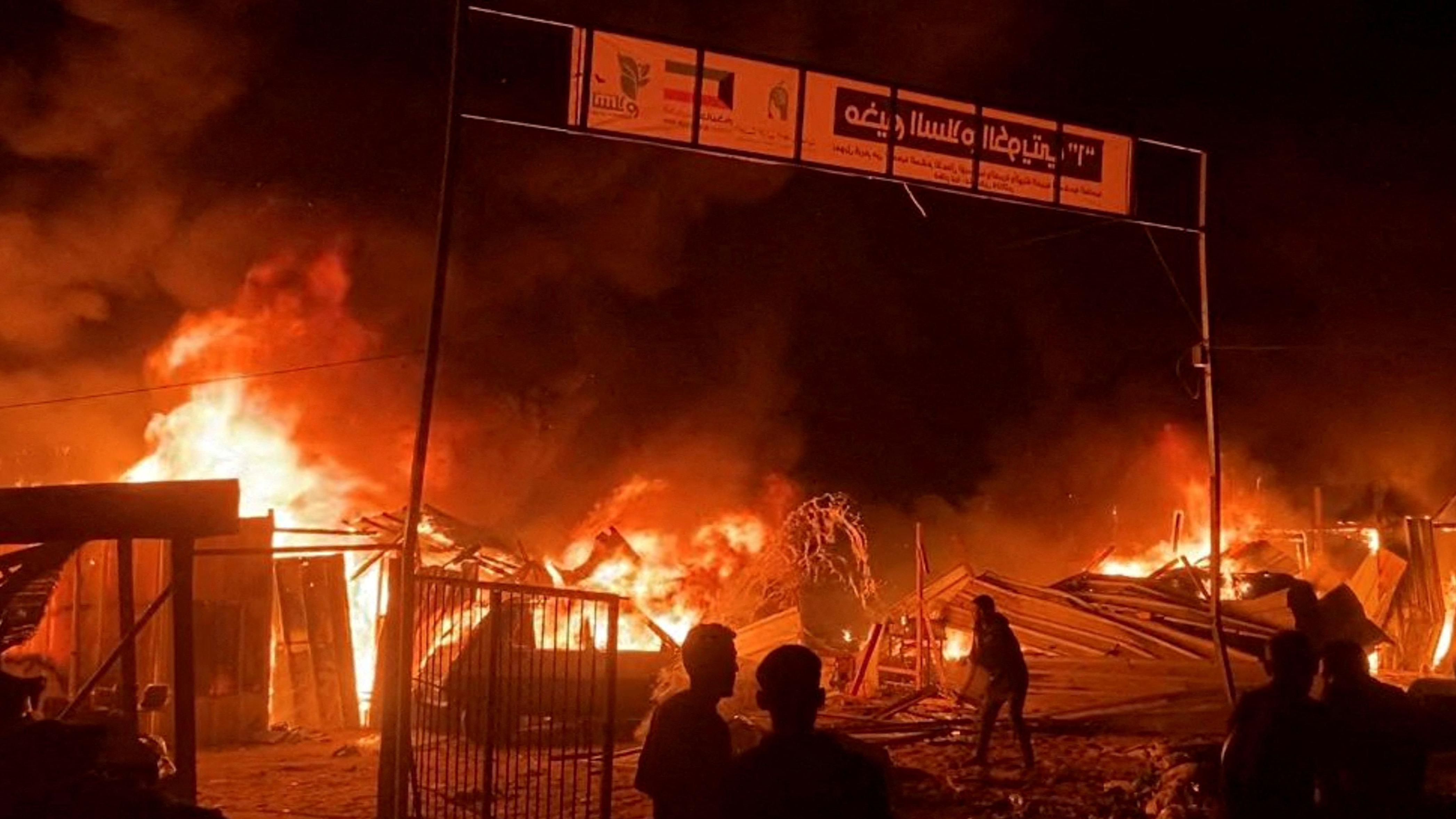 El ataque dejó a muchos atrapados entre las llamas, según la Media Luna Roja. (Foto: Reuters)