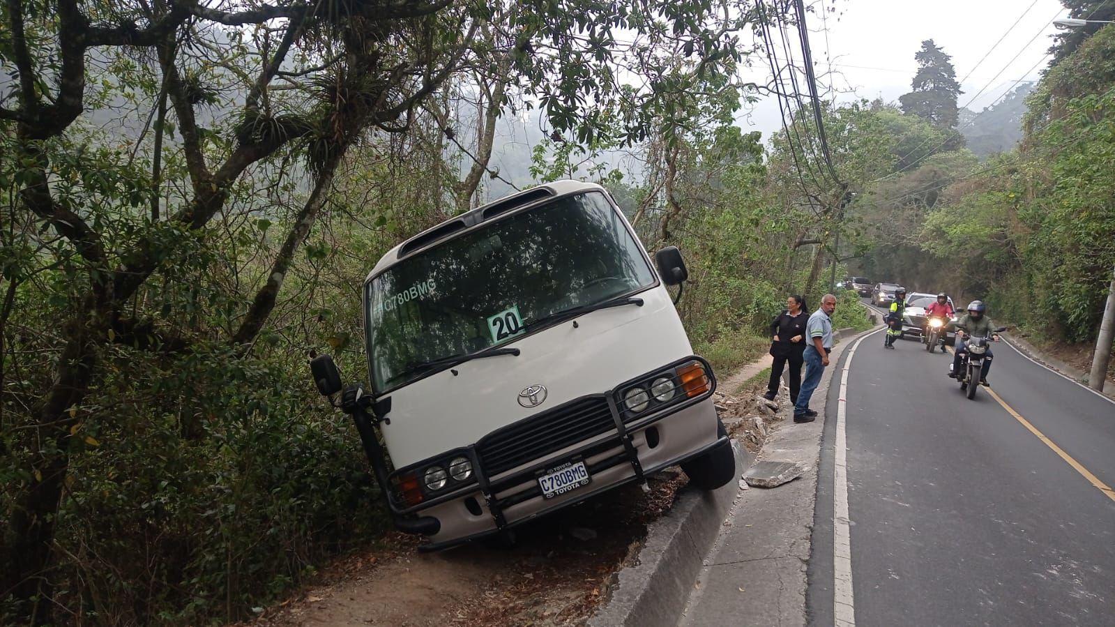 Microbús escolar encunetado en bulevar Acatán. (Foto Prensa Libre: PMT)