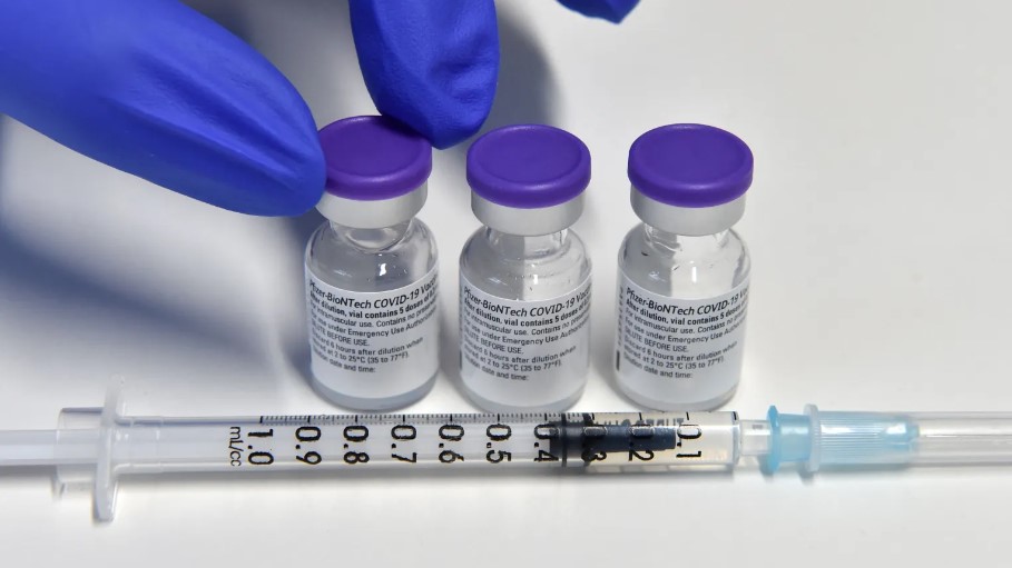Las vacunas contra el coronavirus salvaron millones de vidas, pero hay pocas conclusiones sobre sus efectos secundarios. (Foto Prensa Libre: EFE)