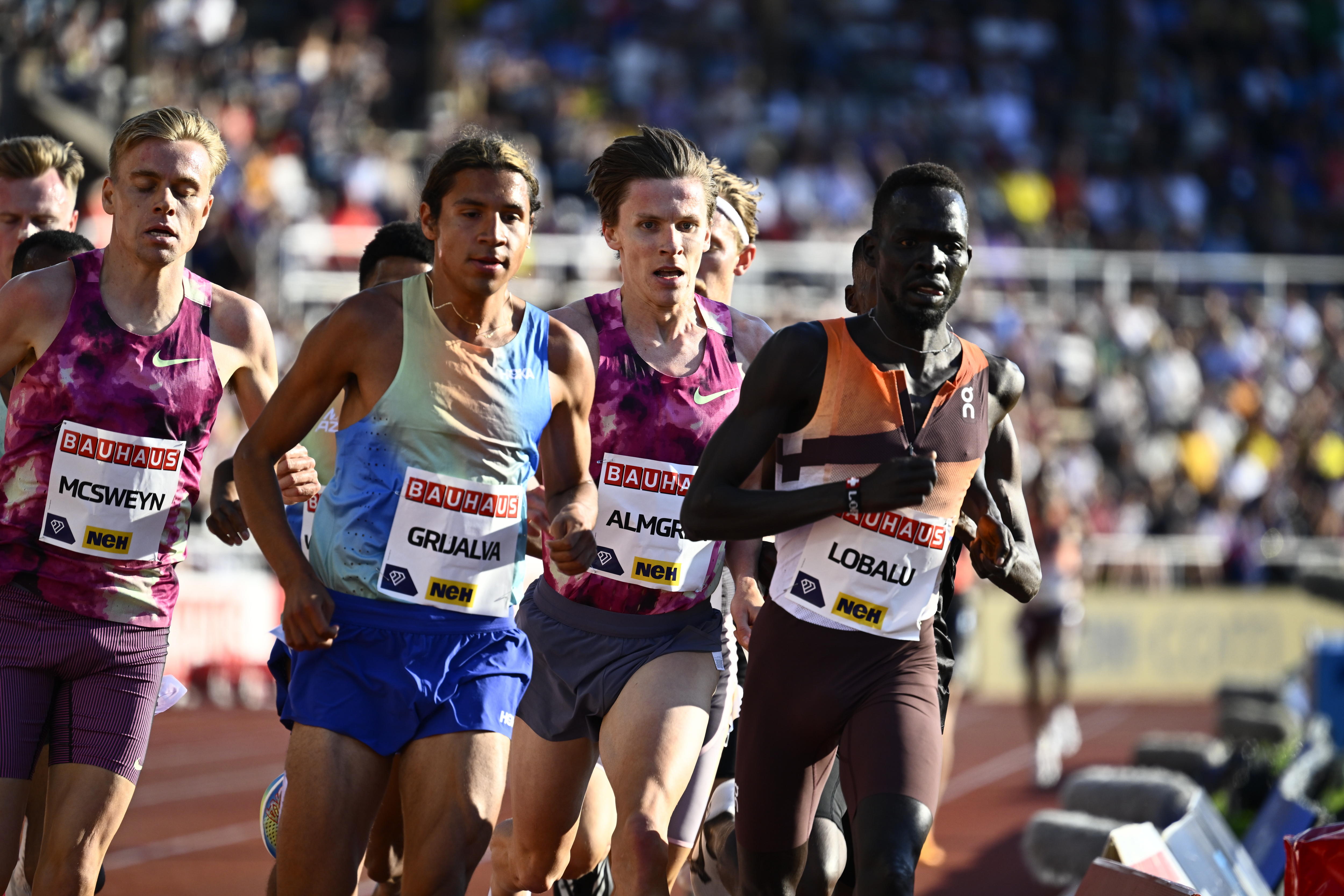 El guatemalteco, Luis Grijalva, (azul), junto al suizo, Dominic Lokinyomo Lobalu en la competencia de 3000m de la Diamond League, en Estocolmo, Suecia. (Foto Prensa Libre: EFE)
