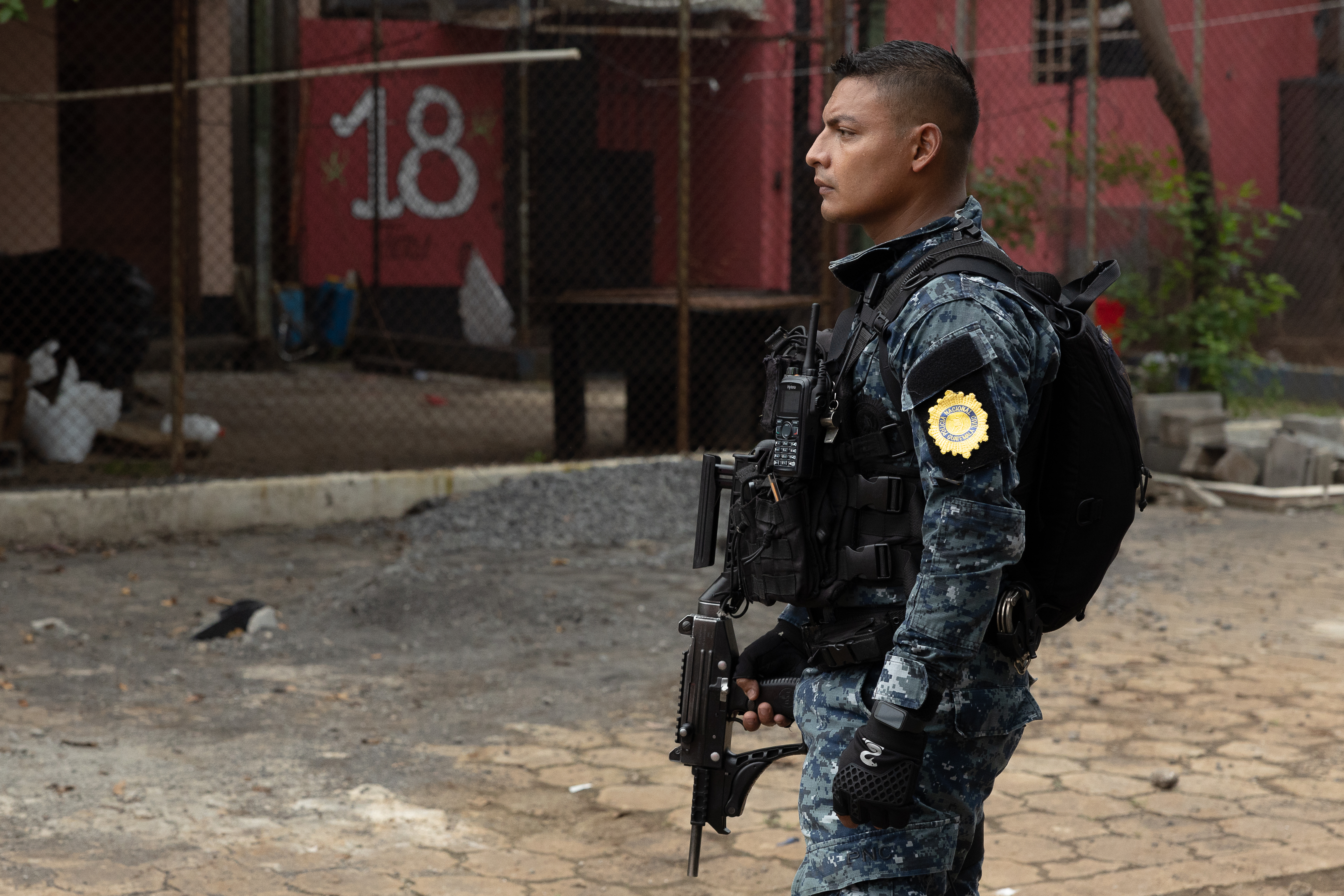 Guatemala traslada a 225 reos para recuperar el control de una prisión en el sur del país