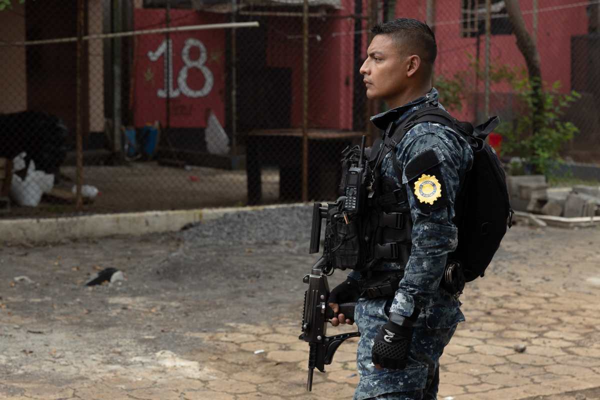 Guatemala traslada a 225 reos para recuperar el control de una prisión en el sur del país