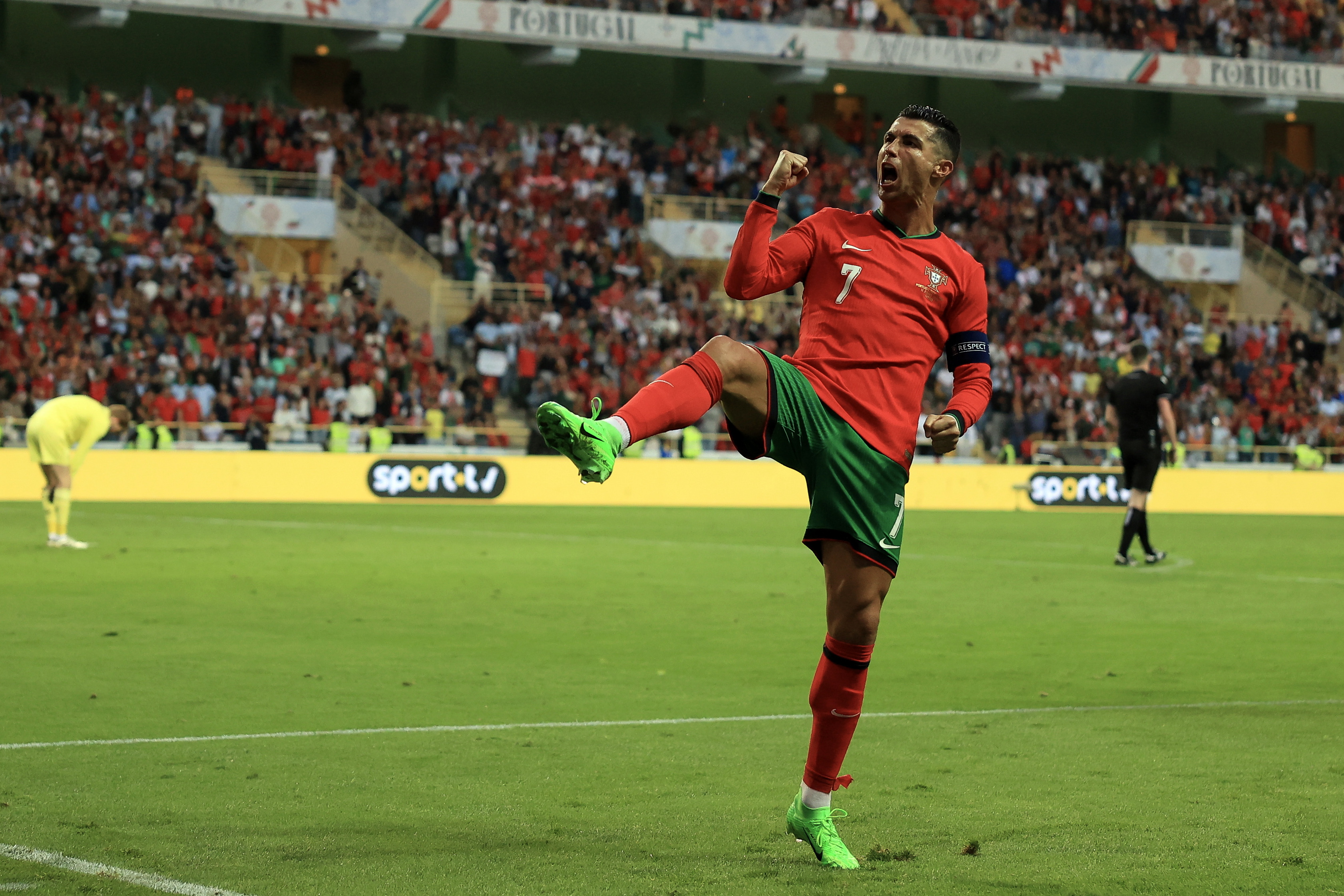 El doblete de golazos de Cristiano Ronaldo y su emotivo gesto con una aficionada