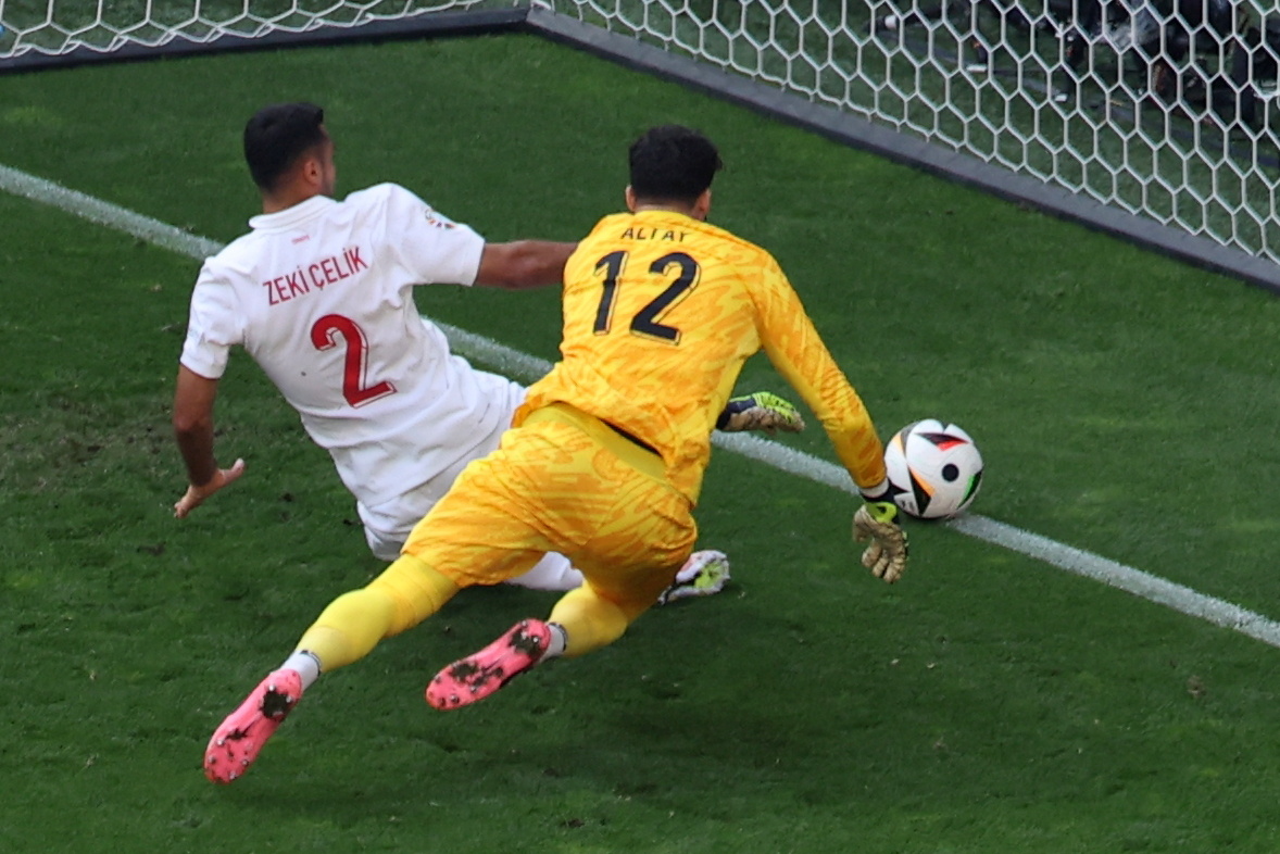 VIDEO | Increíble error de Samet Akaydin en el segundo gol de Portugal ante Turquía