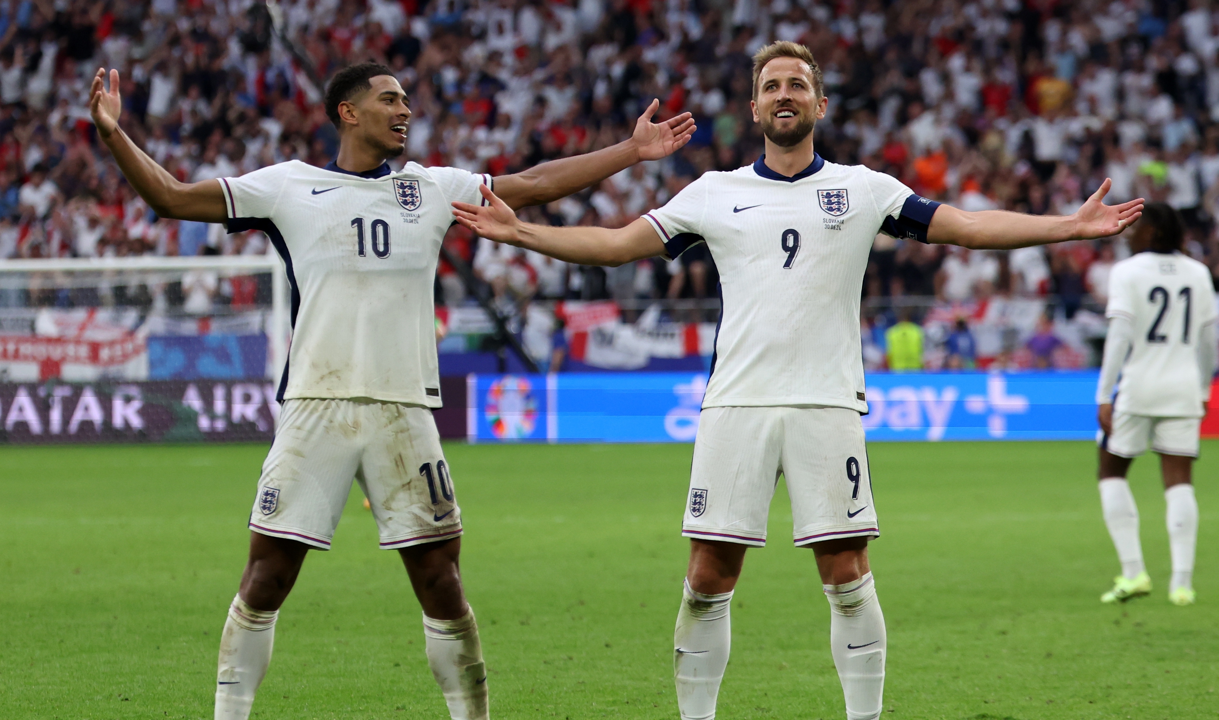 Bellingham, de chilena, y Kane, de cabeza, salvan a Inglaterra del naufragio ante Eslovaquia
