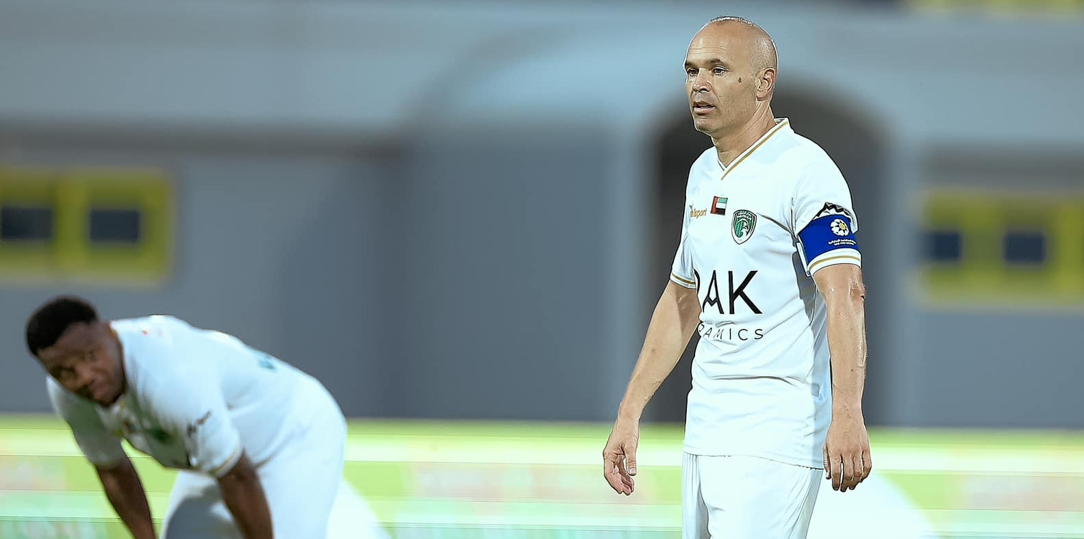 Andrés Iniesta no pudo evitar el primer descenso de su carrera con el Emirates Club