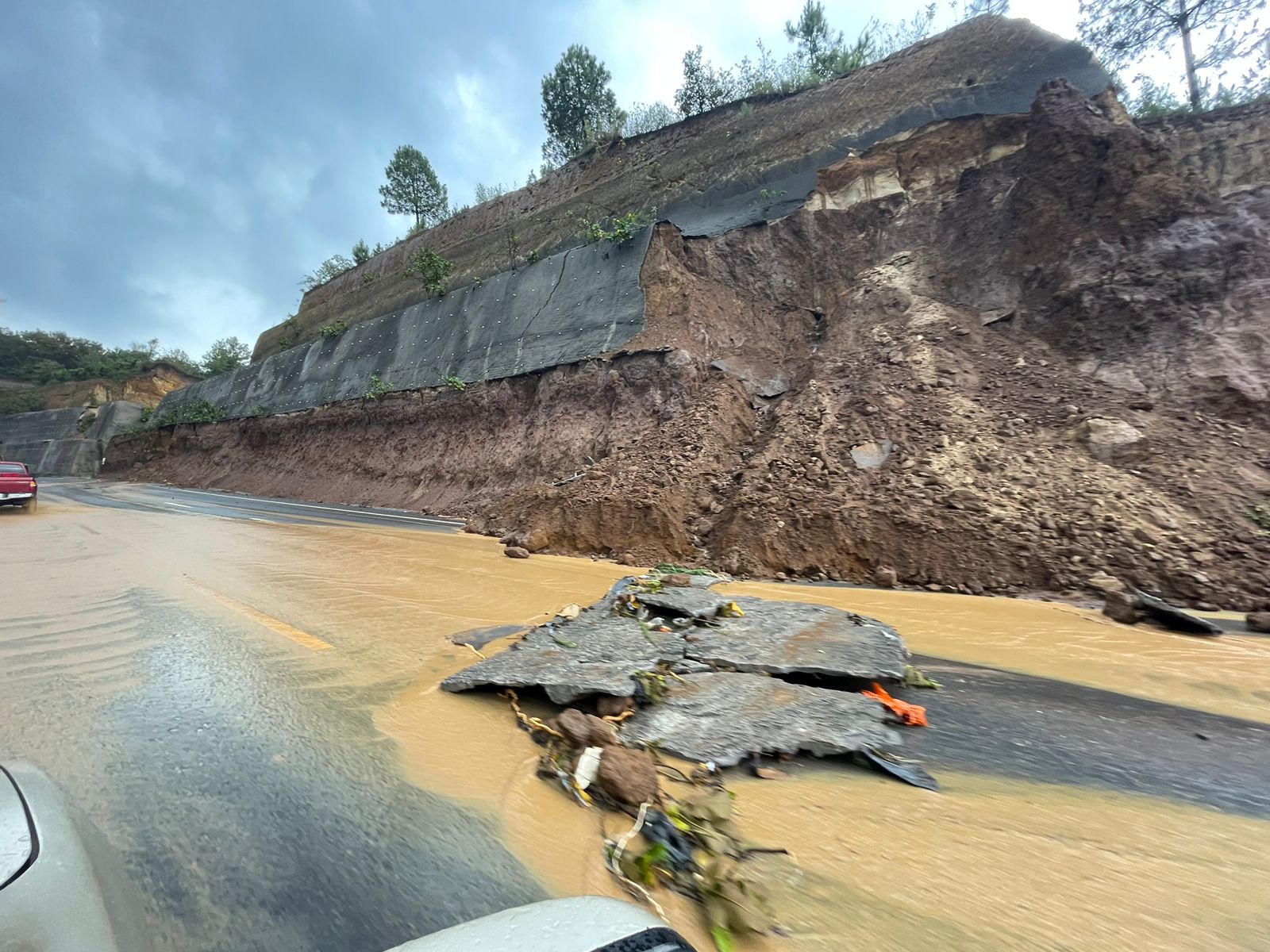 Más de 300 carreteras registran daños a causa de la lluvia en Guatemala