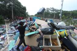 La madruga de este domingo, autoridades de seguridad trasladaron a 225 reos integrantes de la pandilla del Barrio 18 de la crcel de mxima seguridad El Infiernito. Segn el ministro de Gobernacin, Francisco Jimnez, esto obedece a retomar el control de la crcel para restaurarla y que vuelva a hacer de mxima seguridad. Despus del traslado, las autoridades ingresaron a los sectores, encontrando diferentes artculos, lo que segn Gobernacin demuestra el descontrol dentro de la prisin. Entre algunas cosas que encontraron estn: electrodomsticos, sillas para videojuegos, aire acondicionado; adems, encontraron animales, entre estos cocodrilos. Fotografa Esbin Garcia 02--06-24