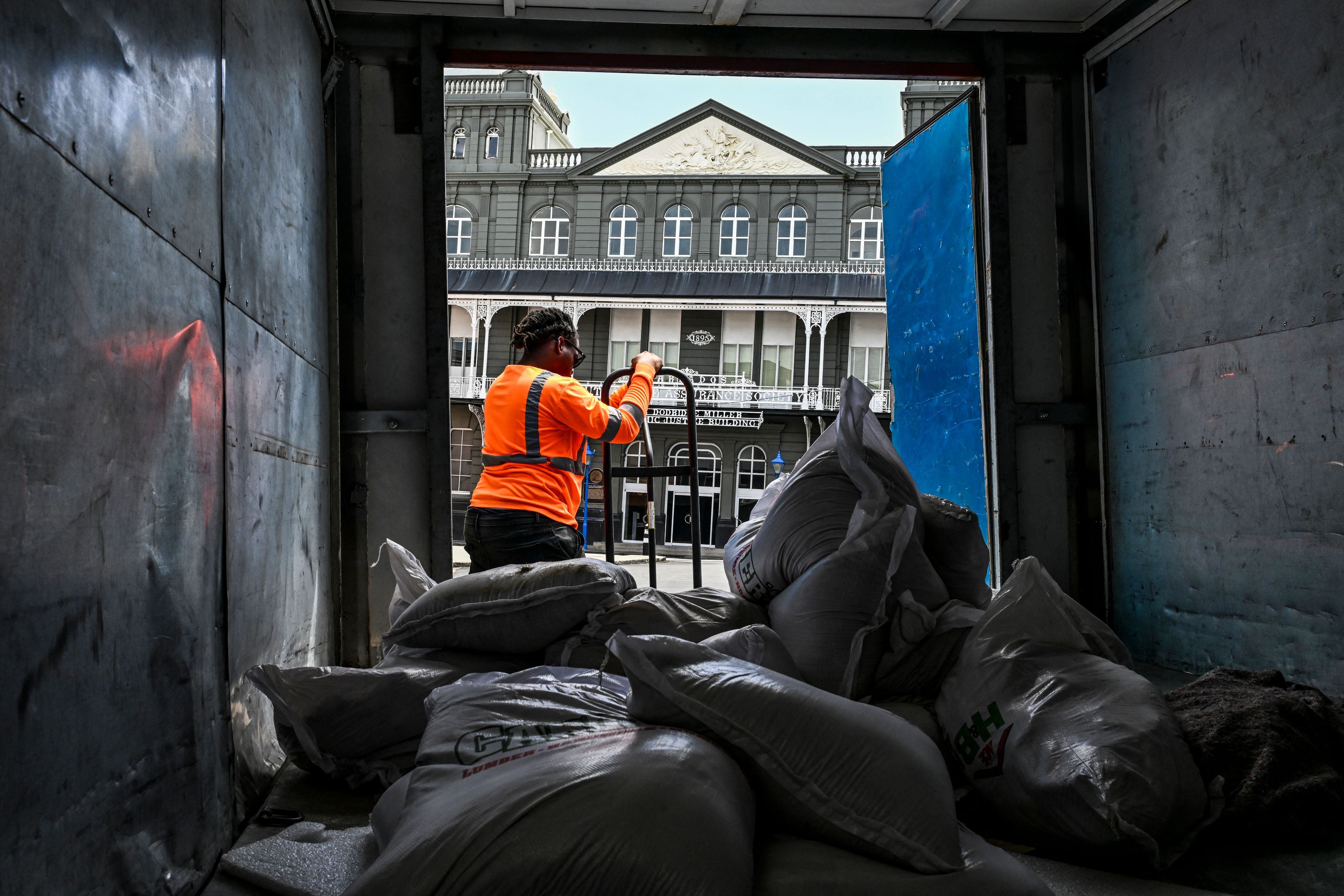 Las autoridades en Barbados informaron de que la isla había sido azotada por fuertes vientos y lluvias torrenciales, pero que evitó el desastre y no reportó heridos. En Bridgetown, vehículos hicieron fila todo el fin de semana en las gasolineras, mientras que los supermercados y tiendas de comestibles estaban abarrotados de personas en busca de alimentos, agua y otras provisiones. (Foto Prensa Libre: CHANDAN KHANNA / AFP).