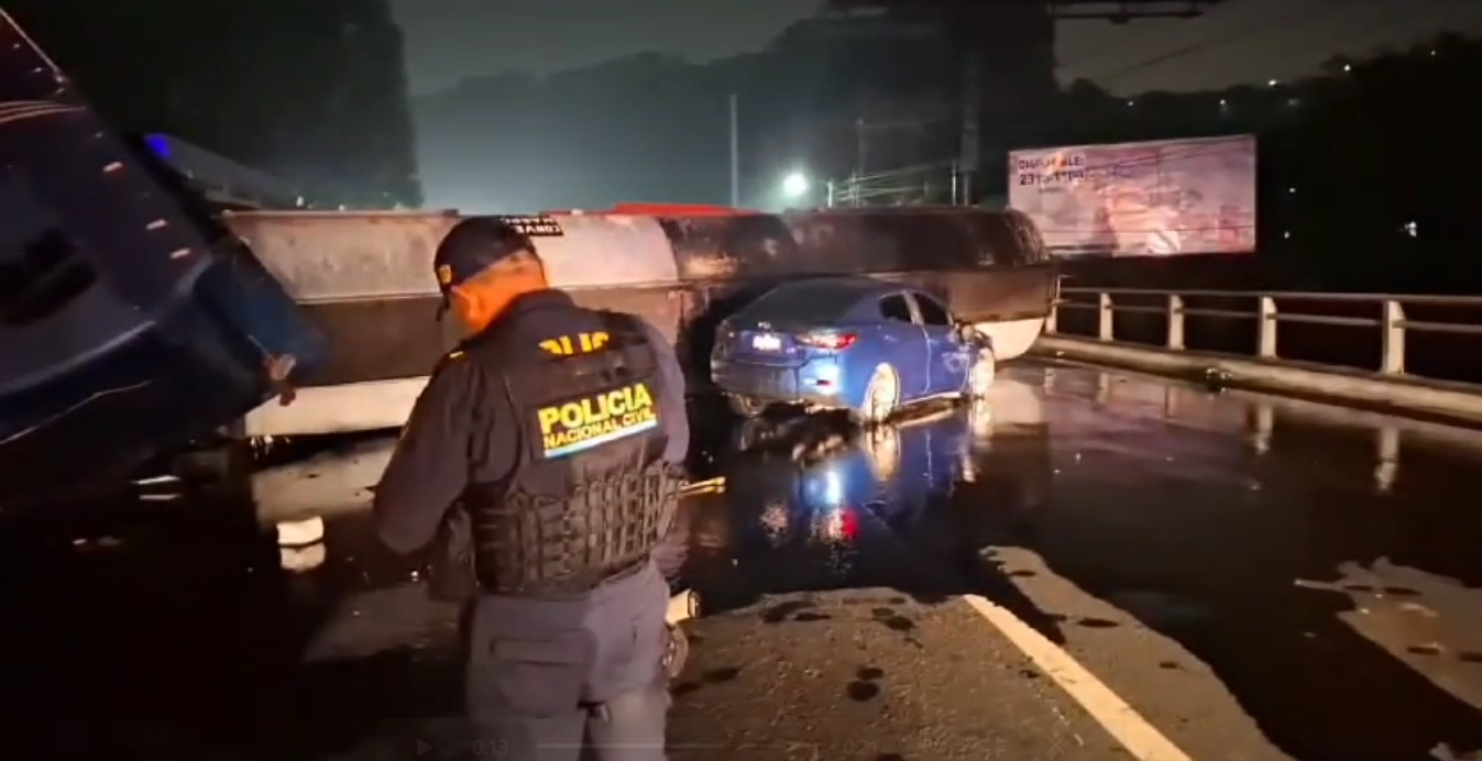 Tráiler vuelca en la cuesta de Villalobos y no hay paso a la capital