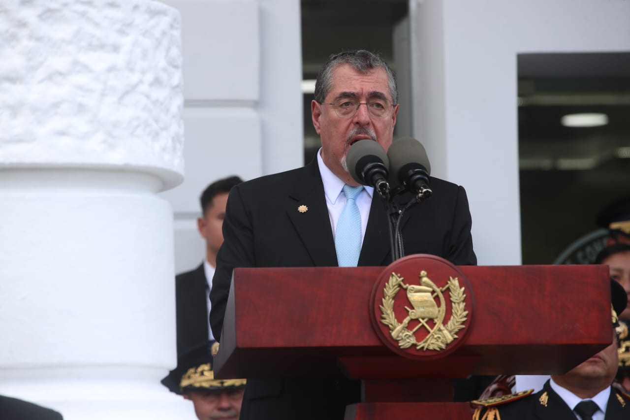Arévalo afirma durante desfile del Ejército que la institución “no es botín de nadie”