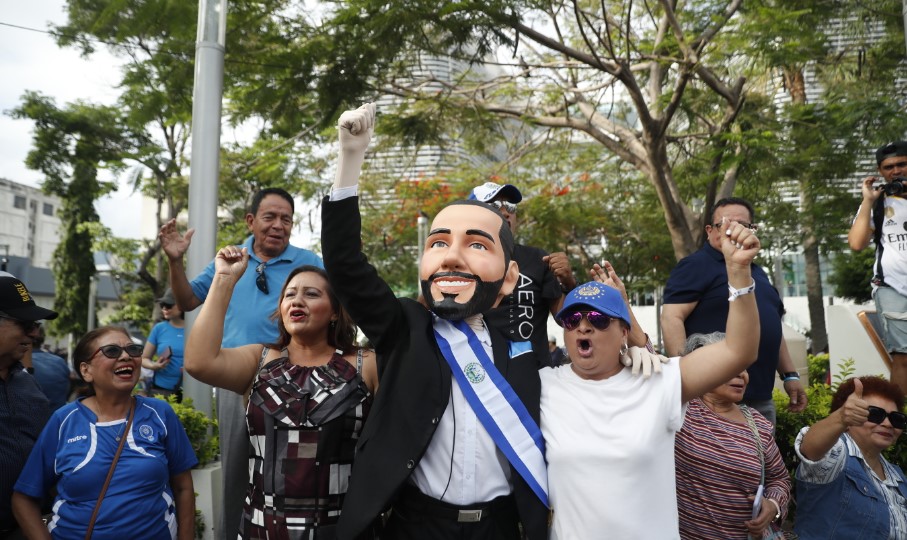 Simpatizantes de Bukele en San Salvador. (Foto Prensa Libre: EFE)