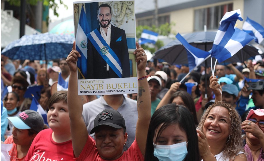 Simpatizantes portan carteles de Bukele durante su investidura del segundo mandato. (Foto Prensa Libre: AFP)