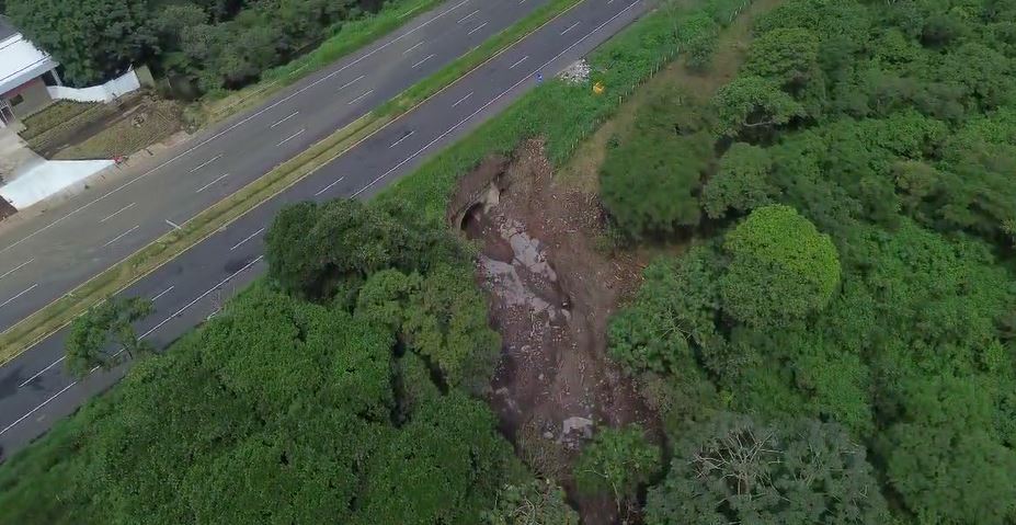 Tubería dañada en km 42 de la Autopista Palín-Escuintla podría colapsar
